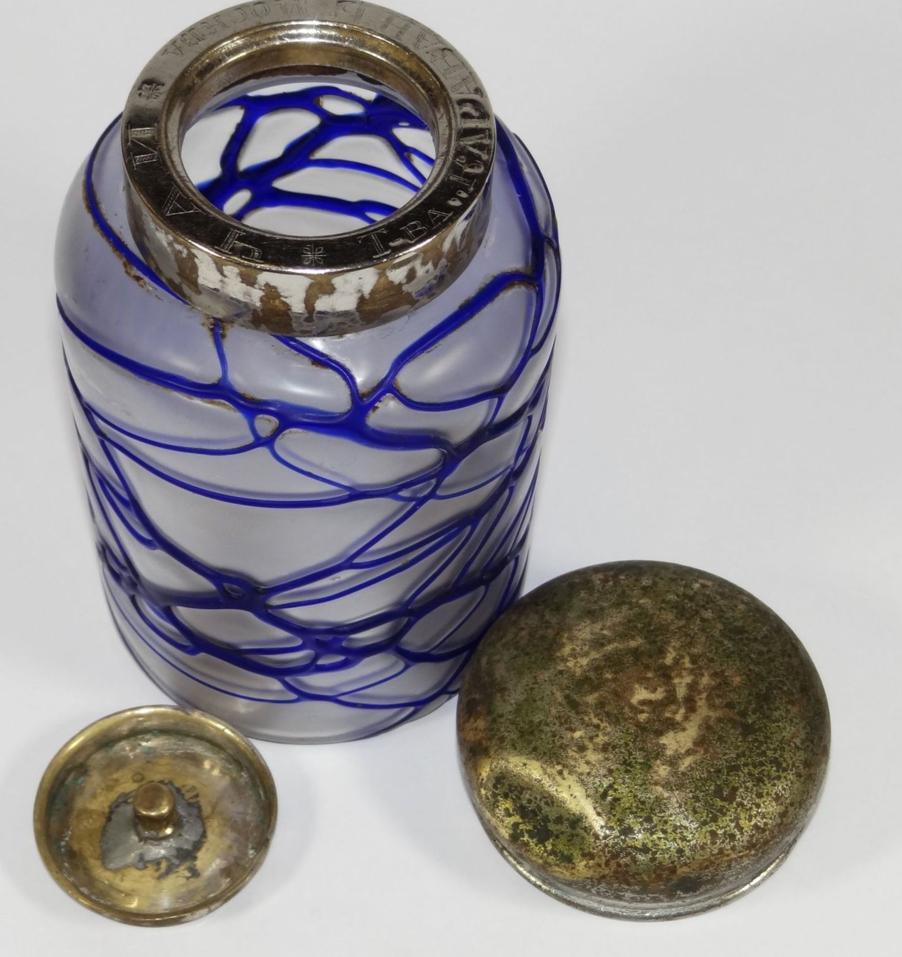 Milchglasdose mit aufgelegten blauen Fäden, Metallmontur kyrillisch beschriftet, H-15 cm, D-8,5 - Bild 3 aus 7