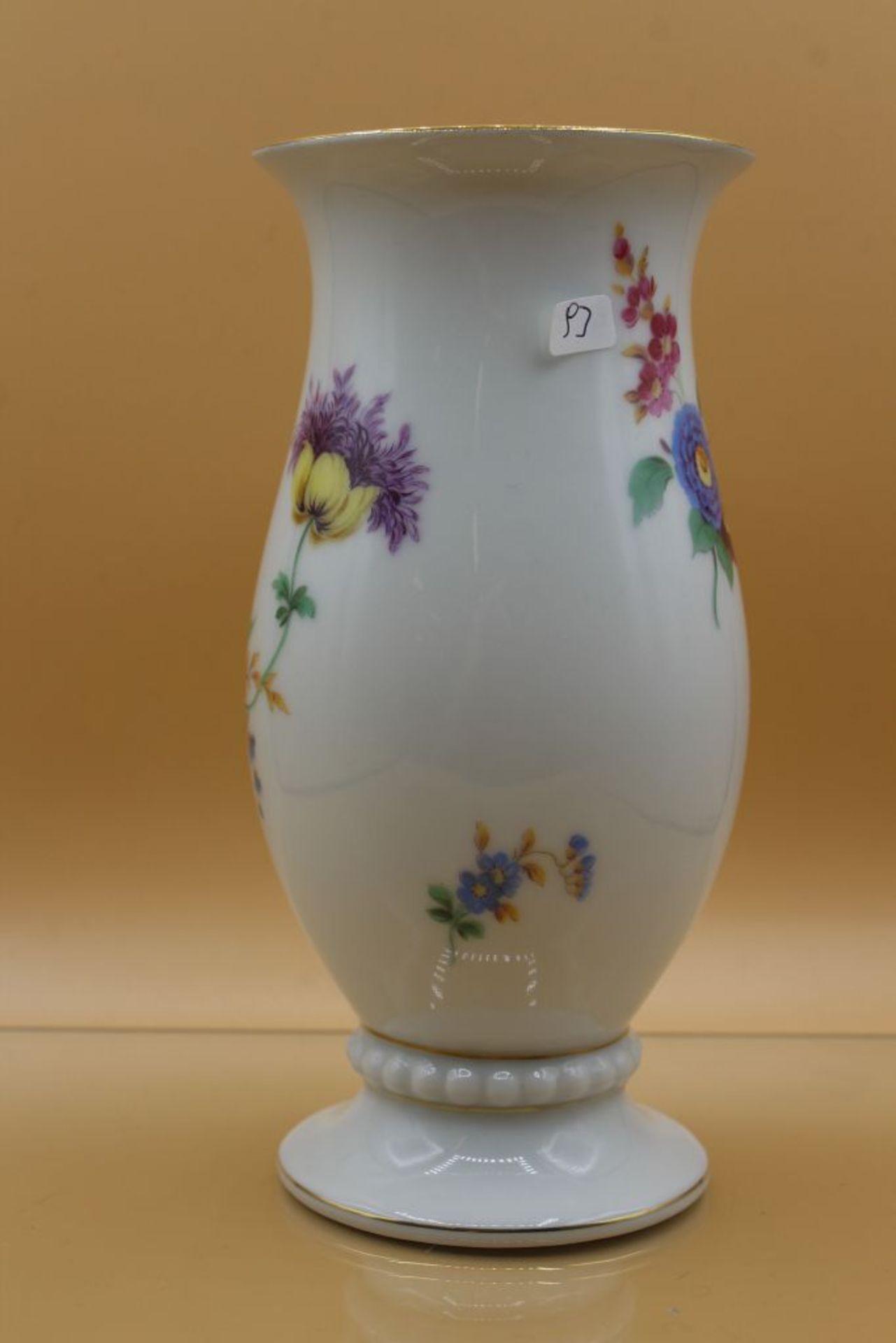Vase, Hutschenreuther, älter, florale Bemalung, Stand mit Perlrand, H-17,5cm. - Bild 3 aus 4