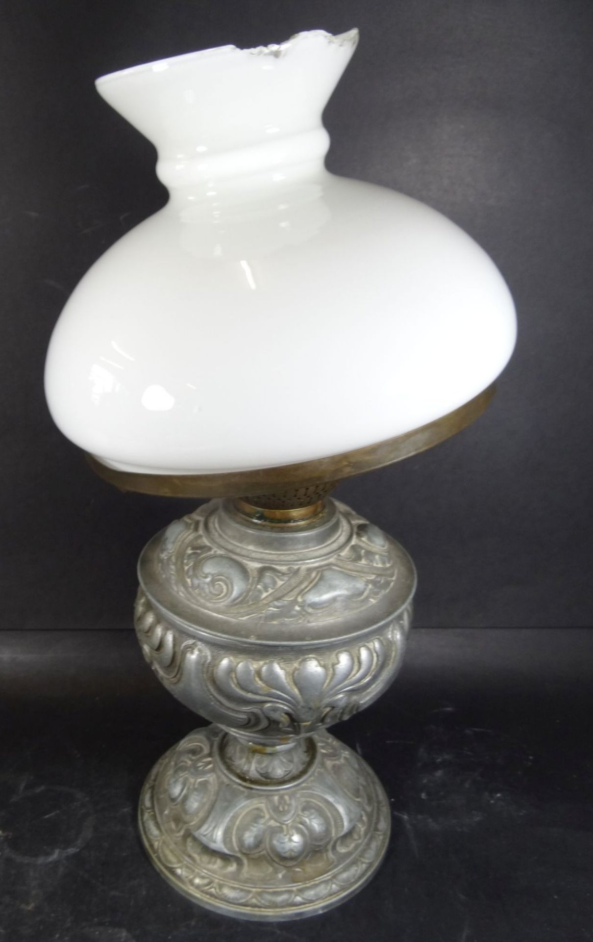 Tisch-Petroleumlampe, Zinnstand um 1880, Schirmhalter verbogen, Schirmrand beschädigt, H-ca. 40 c - Bild 2 aus 3