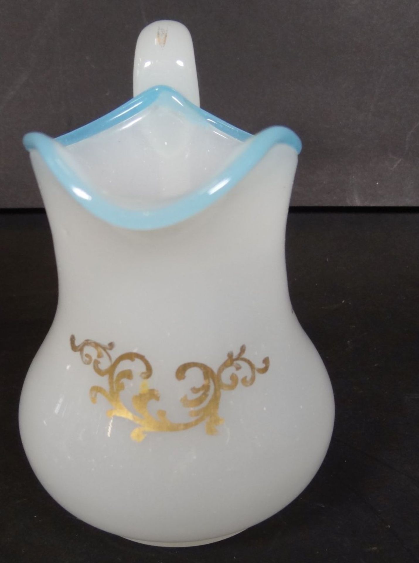 Biedermeier-Tafelaufsatz und Milchkännchen, , Milchglas mit Goldstaffage (tw. berieben) und blauen - Bild 6 aus 7