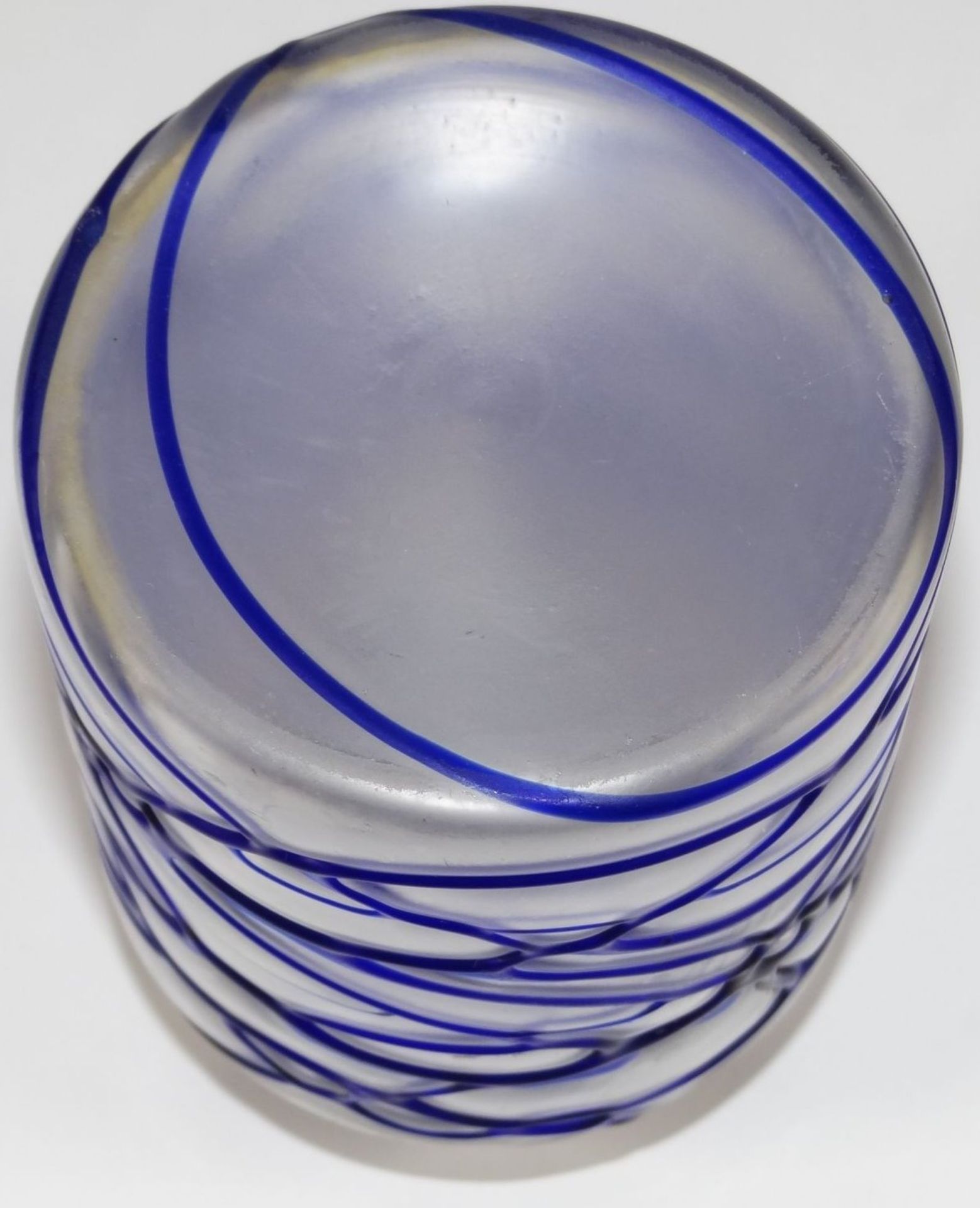 Milchglasdose mit aufgelegten blauen Fäden, Metallmontur kyrillisch beschriftet, H-15 cm, D-8,5 - Bild 6 aus 7