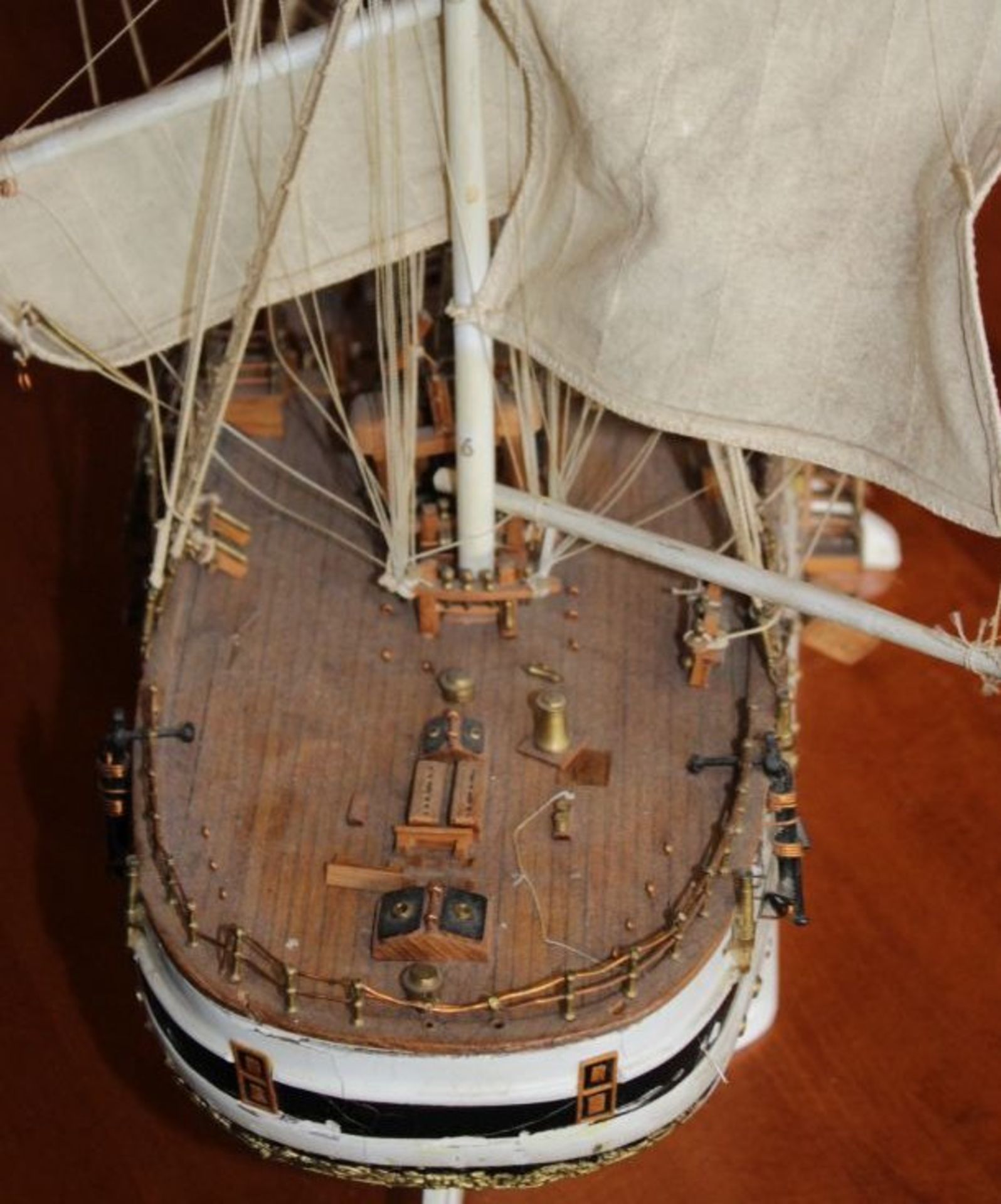 gr. Schiffsmodell auf Stand, Holz, detailliert gearbeitet, Bugspriet gebrochen sonst guter - Image 6 of 9