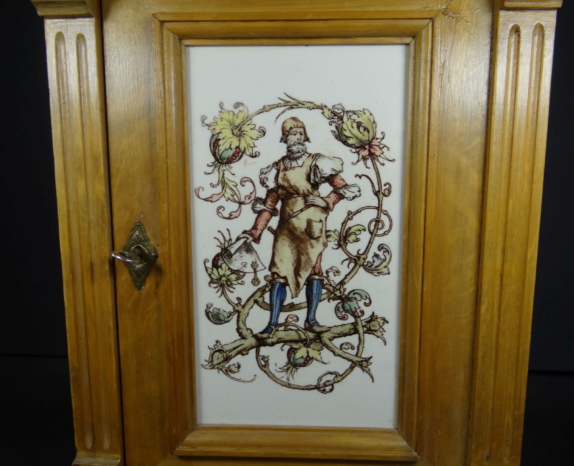 kl. Gründerzeit-Wandschränkchen mit bemalter Keramikfliese, H-40 cm, 33x21 cm, gut erhalt - Bild 2 aus 6