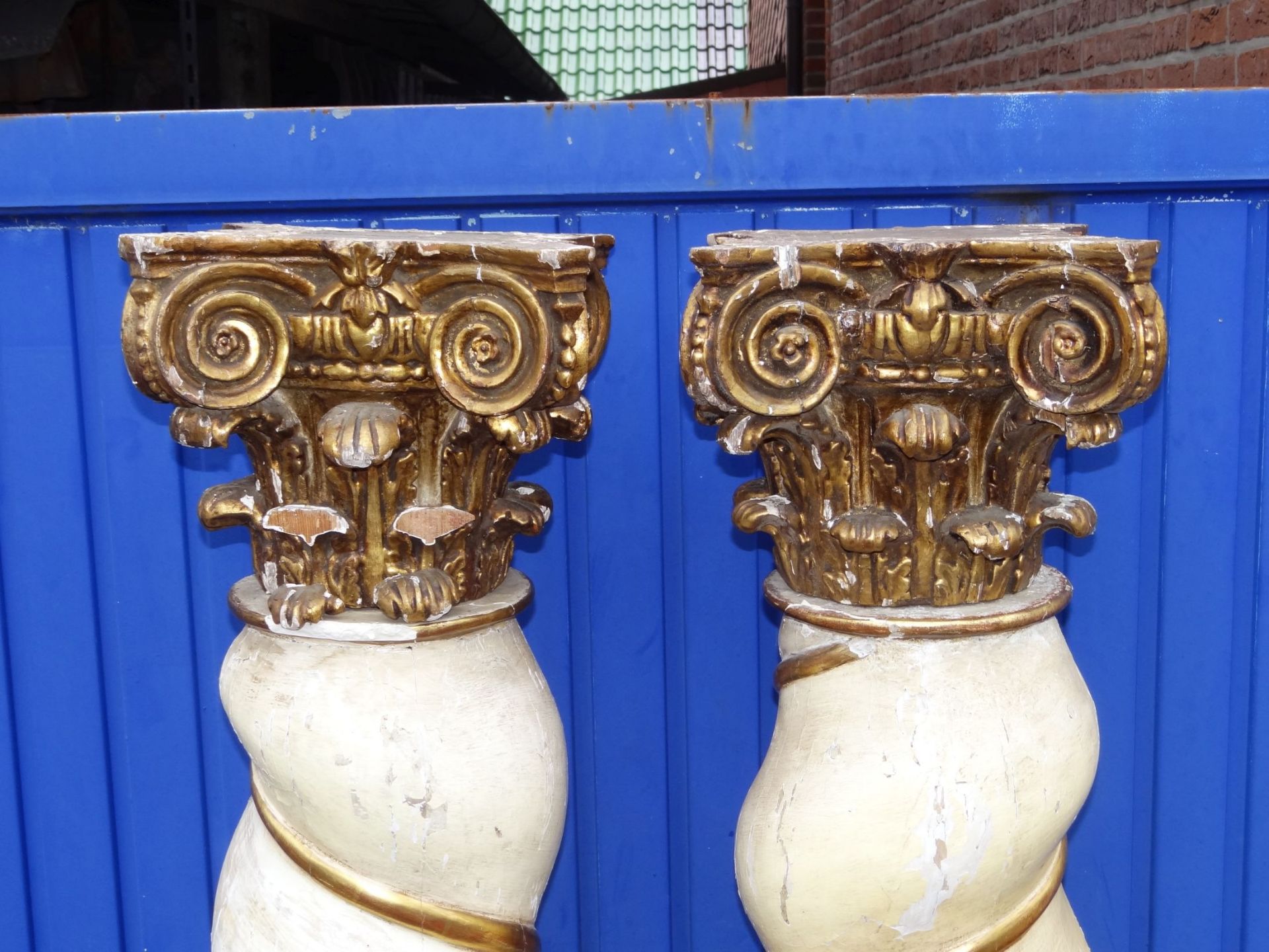 Paar hohe, dekorative Zopf-Säulen aus Holz, unter Farbe, in drei Teile zerlegbar, H-205 cm, Sockel - Bild 4 aus 10