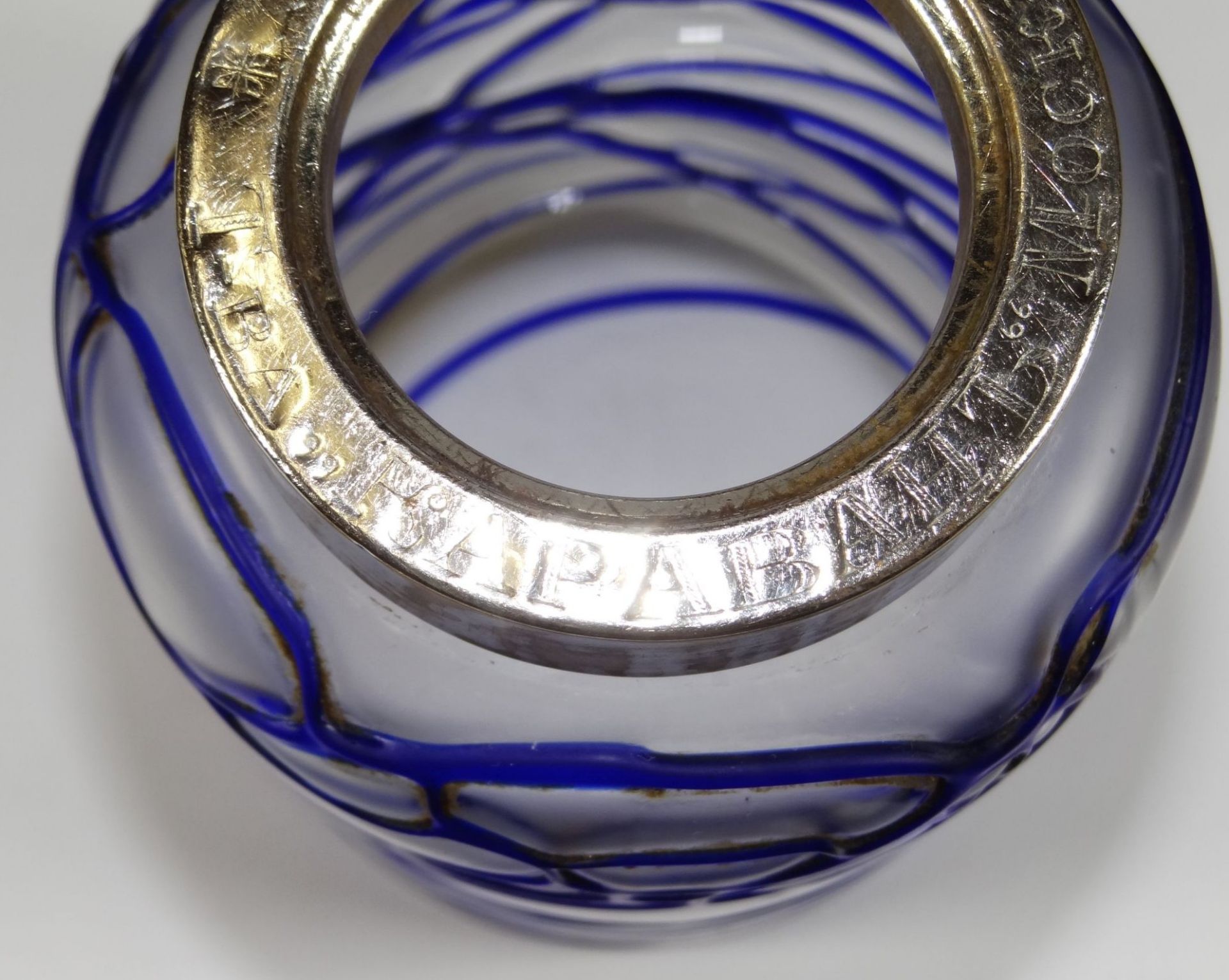 Milchglasdose mit aufgelegten blauen Fäden, Metallmontur kyrillisch beschriftet, H-15 cm, D-8,5 - Bild 5 aus 7
