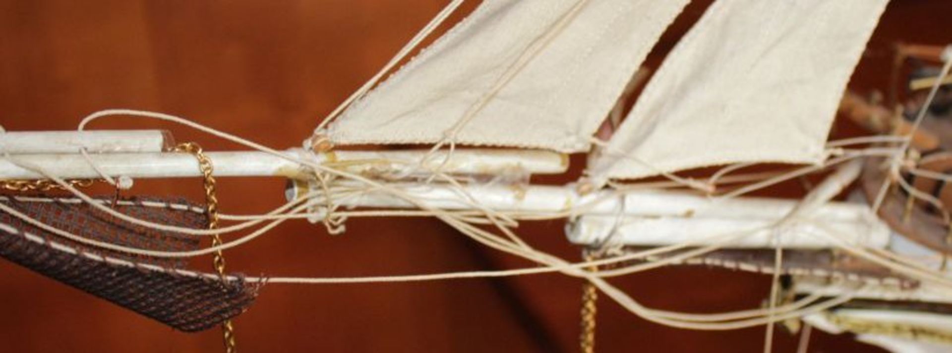 gr. Schiffsmodell auf Stand, Holz, detailliert gearbeitet, Bugspriet gebrochen sonst guter - Image 8 of 9
