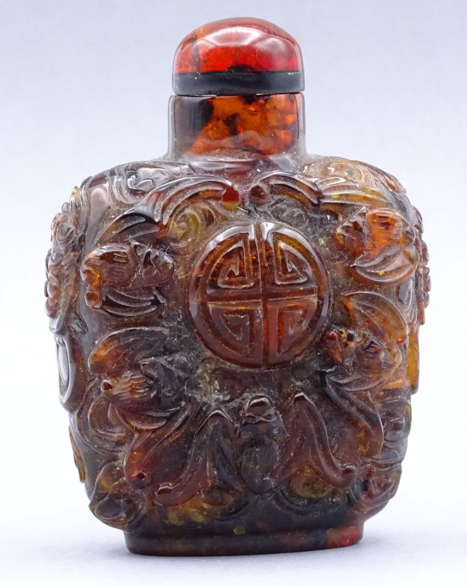 grosse Snuff-Bottle, Bernstein (?) beschnitzt, China, H-7,5 cm, B-5,5 cm, Deckel lose - Image 2 of 5