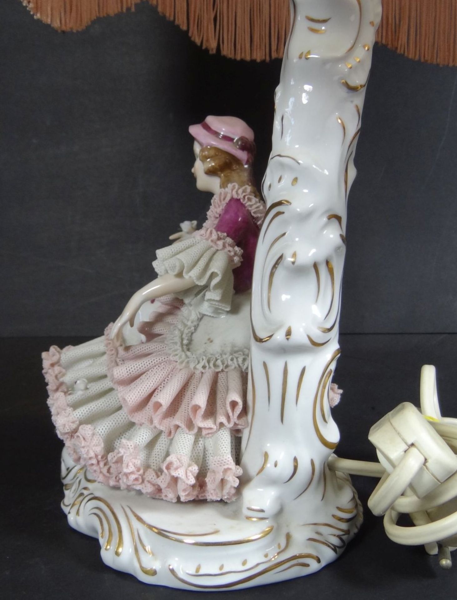 Tischlampe "Dresden" sitz. Mädchen mit Blumenstrauss, Kleid minim. rückseitig beschädigt, H-42 cm, - Bild 3 aus 8