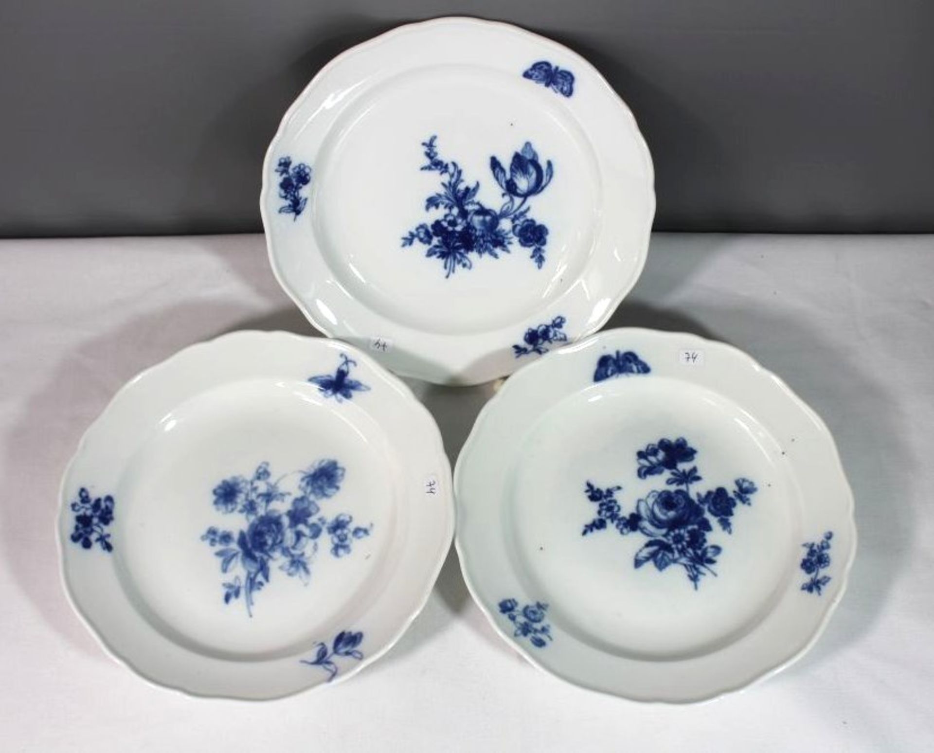 3x Kuchenteller, Meissen, Schwertermarke, blaues florales Aquatinta-Dekor, je 2 Schleifstriche, D-