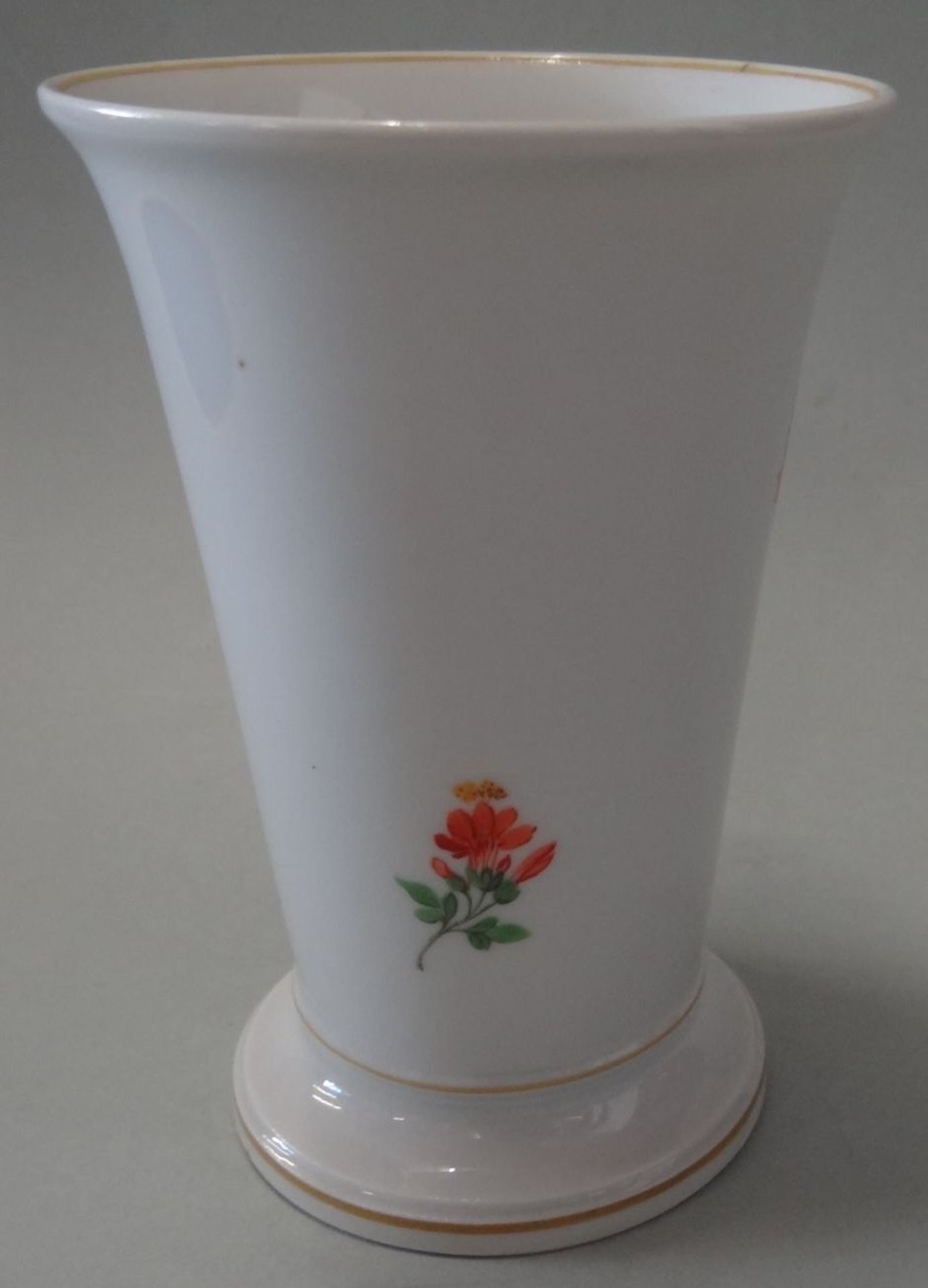 kl. Vase auf Stand "Meissen" Blumenmalerei, Schwertermarke mit Punkt, H-12,5 cm, D-8,5 cm - Bild 3 aus 4