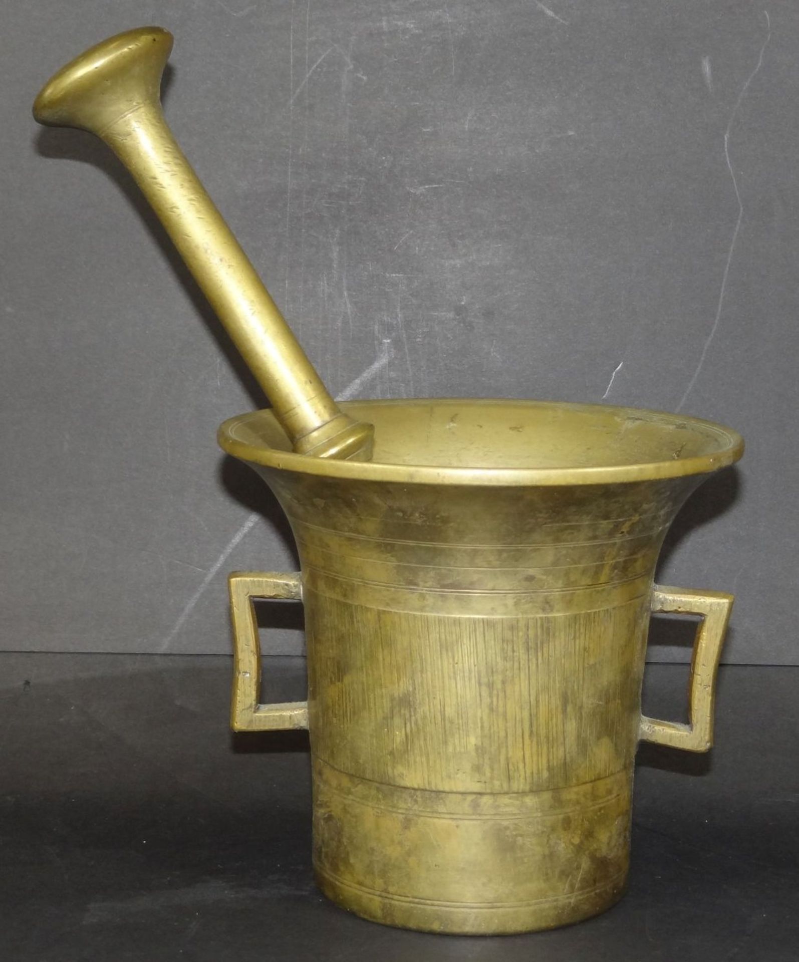 grosser Bronze Mörser mit Pistell, eckige Griffe, H-13 cm, D-14,5 cm, Pistell 24 c