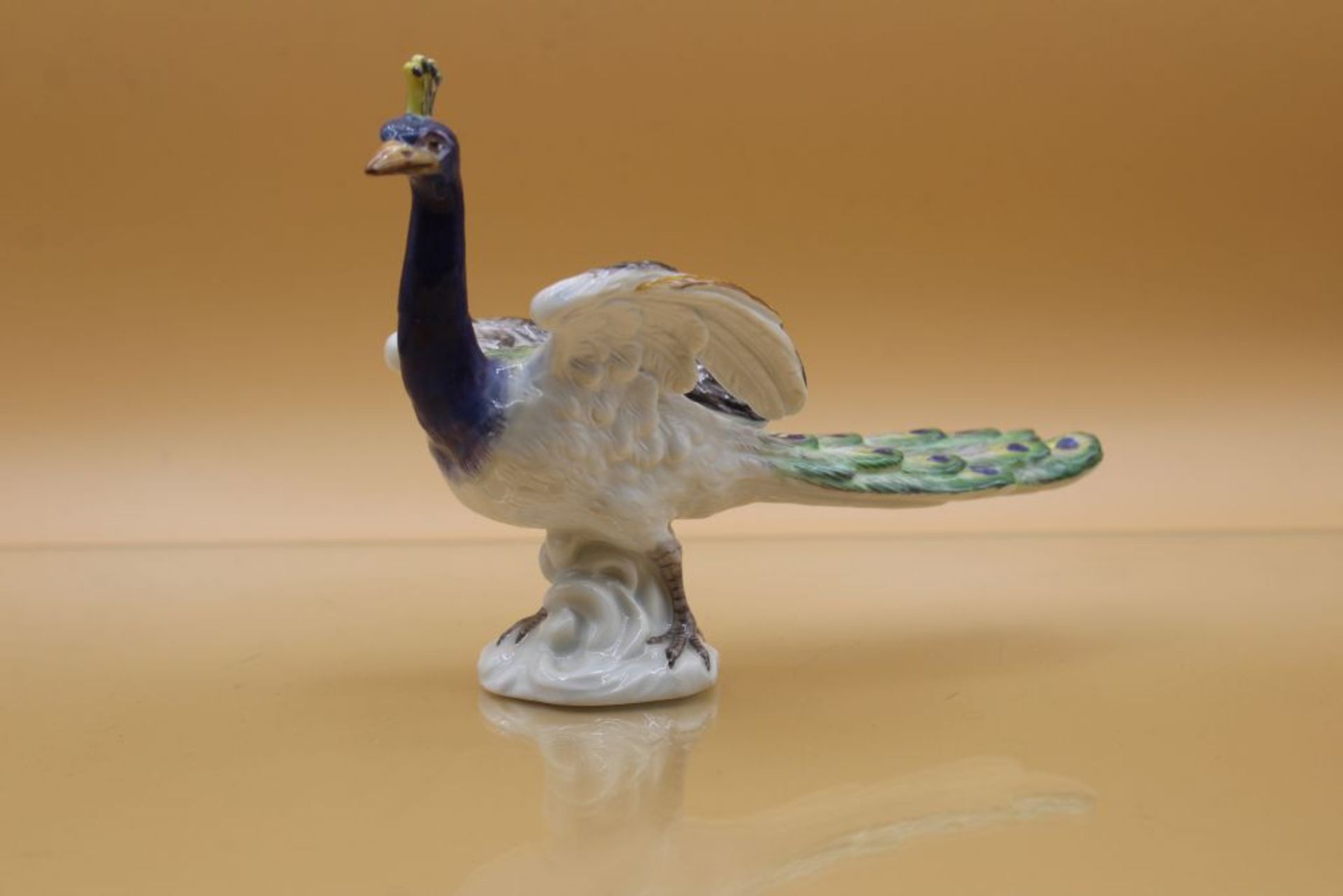 Pfau, Meissen. Schwertermarke,1. Wahl. Entwurf von Konrad Hentschel, 1898.Hals geklebt, H-9 cm, L-13