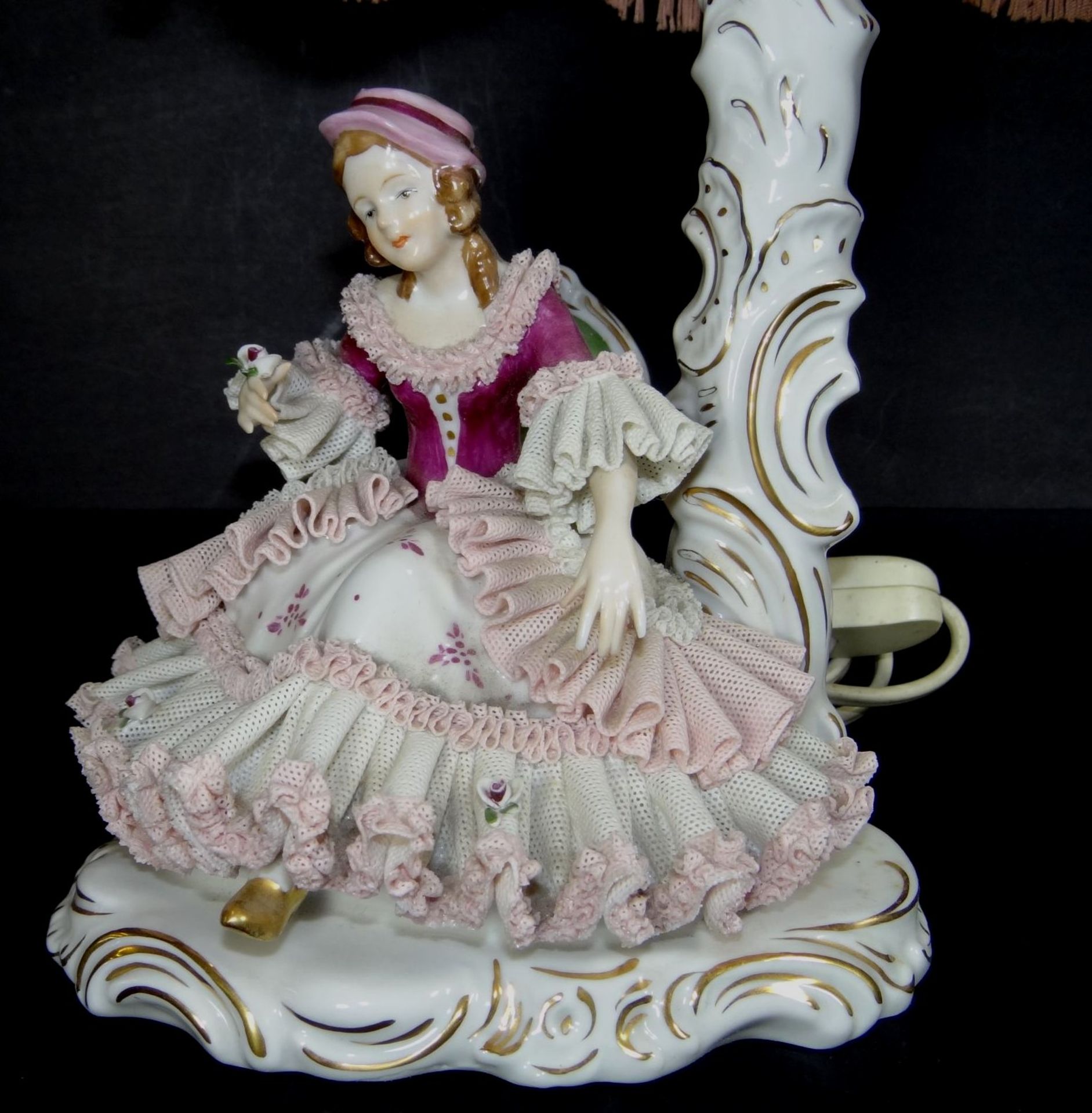 Tischlampe "Dresden" sitz. Mädchen mit Blumenstrauss, Kleid minim. rückseitig beschädigt, H-42 cm, - Bild 2 aus 8