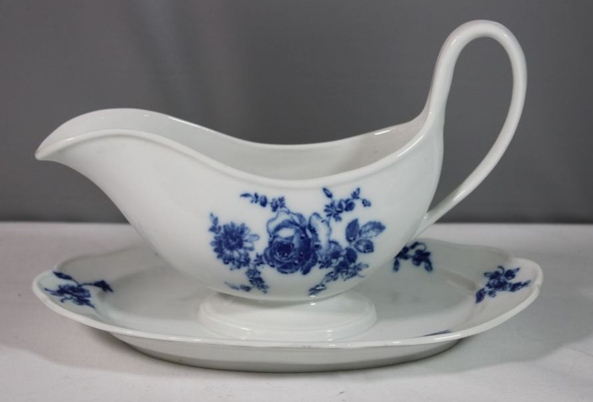 Sauciere, Meissen, Schwertermarke, blaues florales Aquatinta-Dekor, 2 Schleifstriche, H-16cm B-