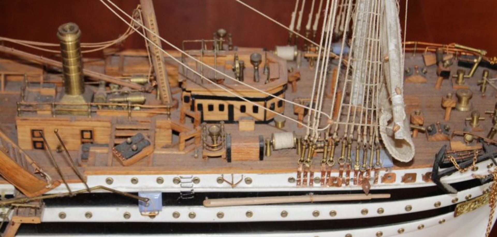 gr. Schiffsmodell auf Stand, Holz, detailliert gearbeitet, Bugspriet gebrochen sonst guter - Image 4 of 9