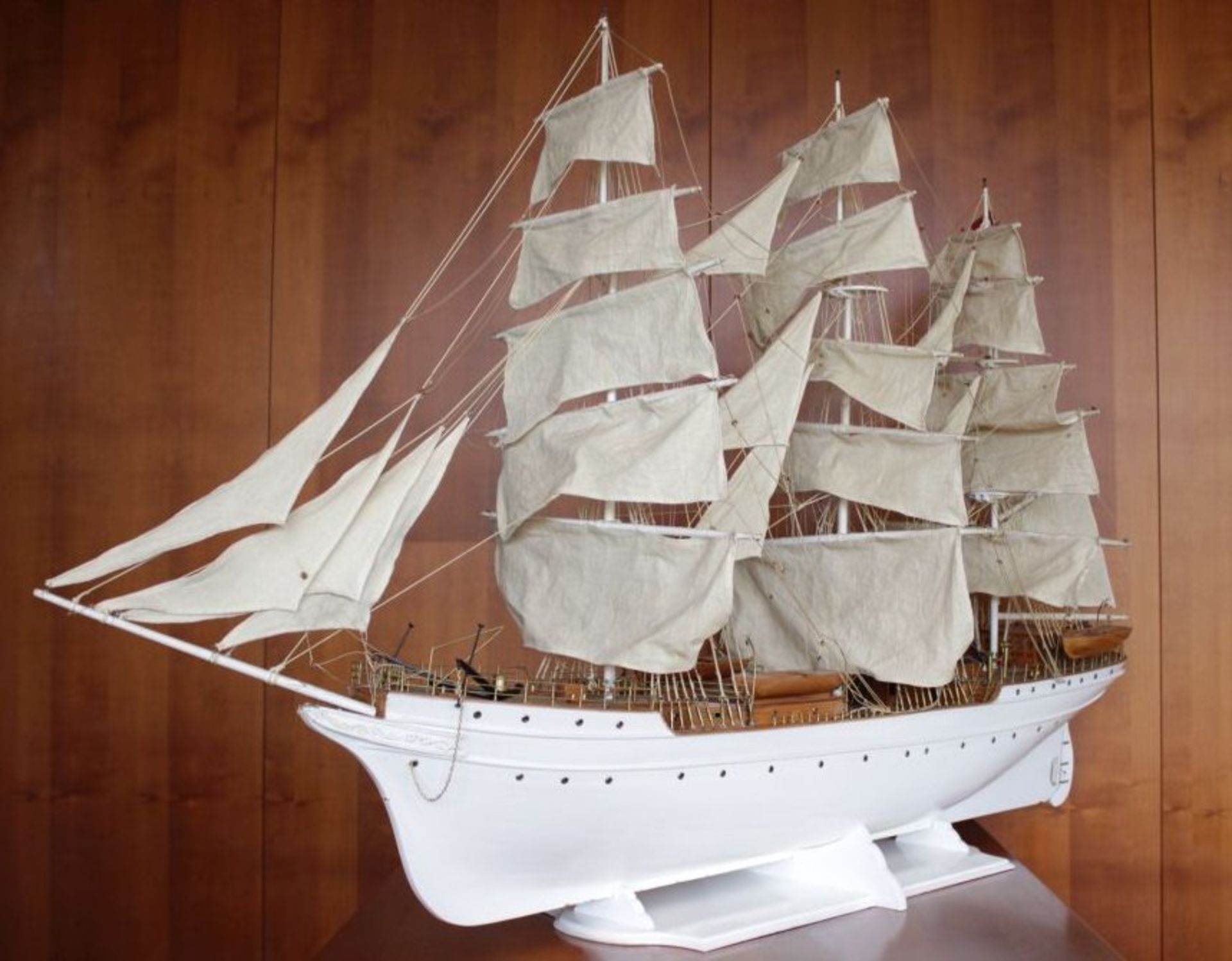gr. Schiffsmodell auf Stand, Holz, detailliert gearbeitet, Bugspriet gebrochen sonst guter - Image 4 of 8