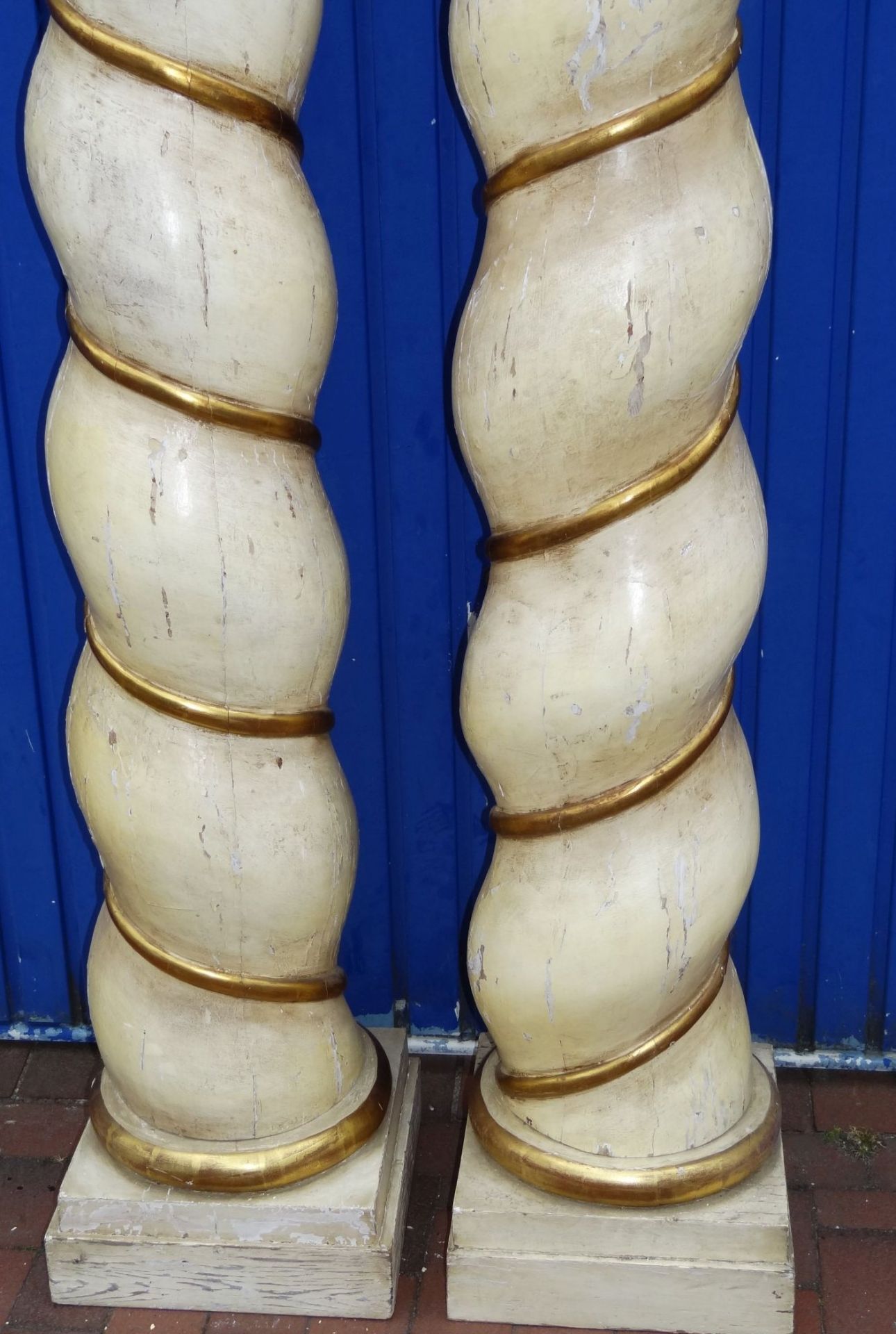 Paar hohe, dekorative Zopf-Säulen aus Holz, unter Farbe, in drei Teile zerlegbar, H-205 cm, Sockel - Bild 2 aus 10