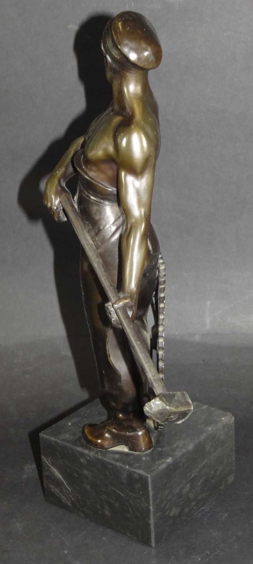 Zinkguss-Figur eines Metallarbeiters auf Steinsockel, H-32 cm - Bild 6 aus 9