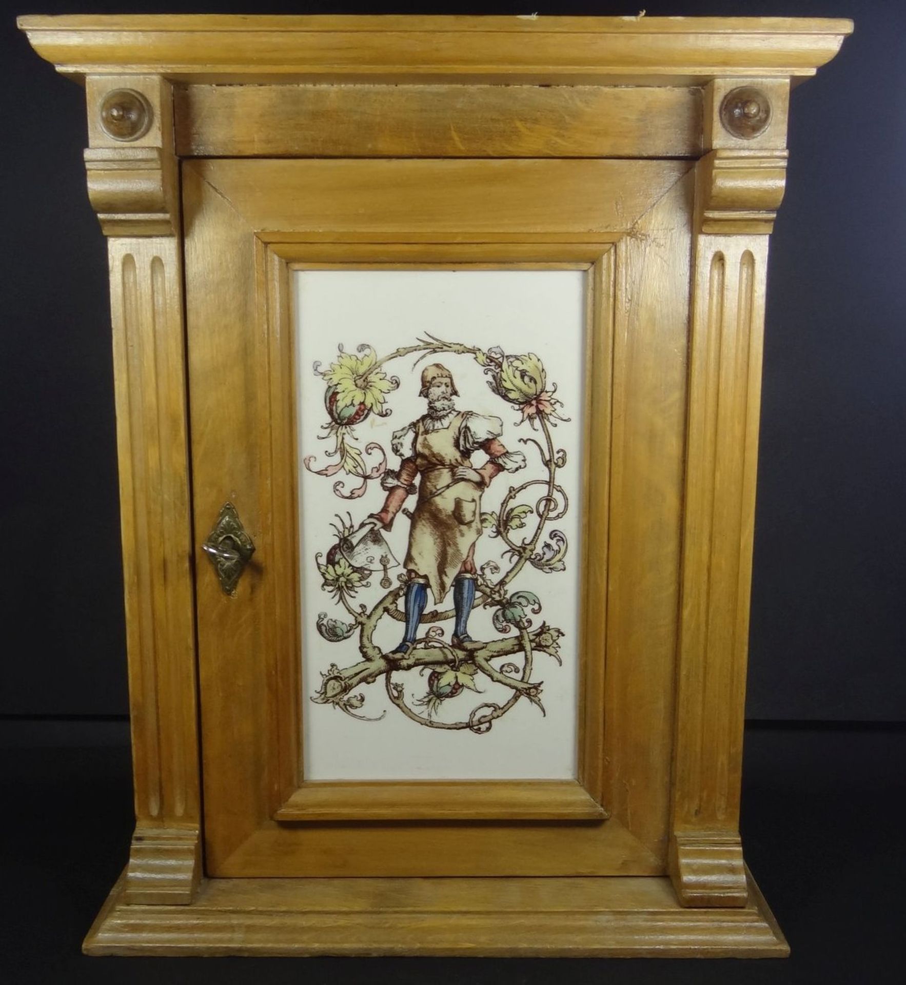 kl. Gründerzeit-Wandschränkchen mit bemalter Keramikfliese, H-40 cm, 33x21 cm, gut erhalt