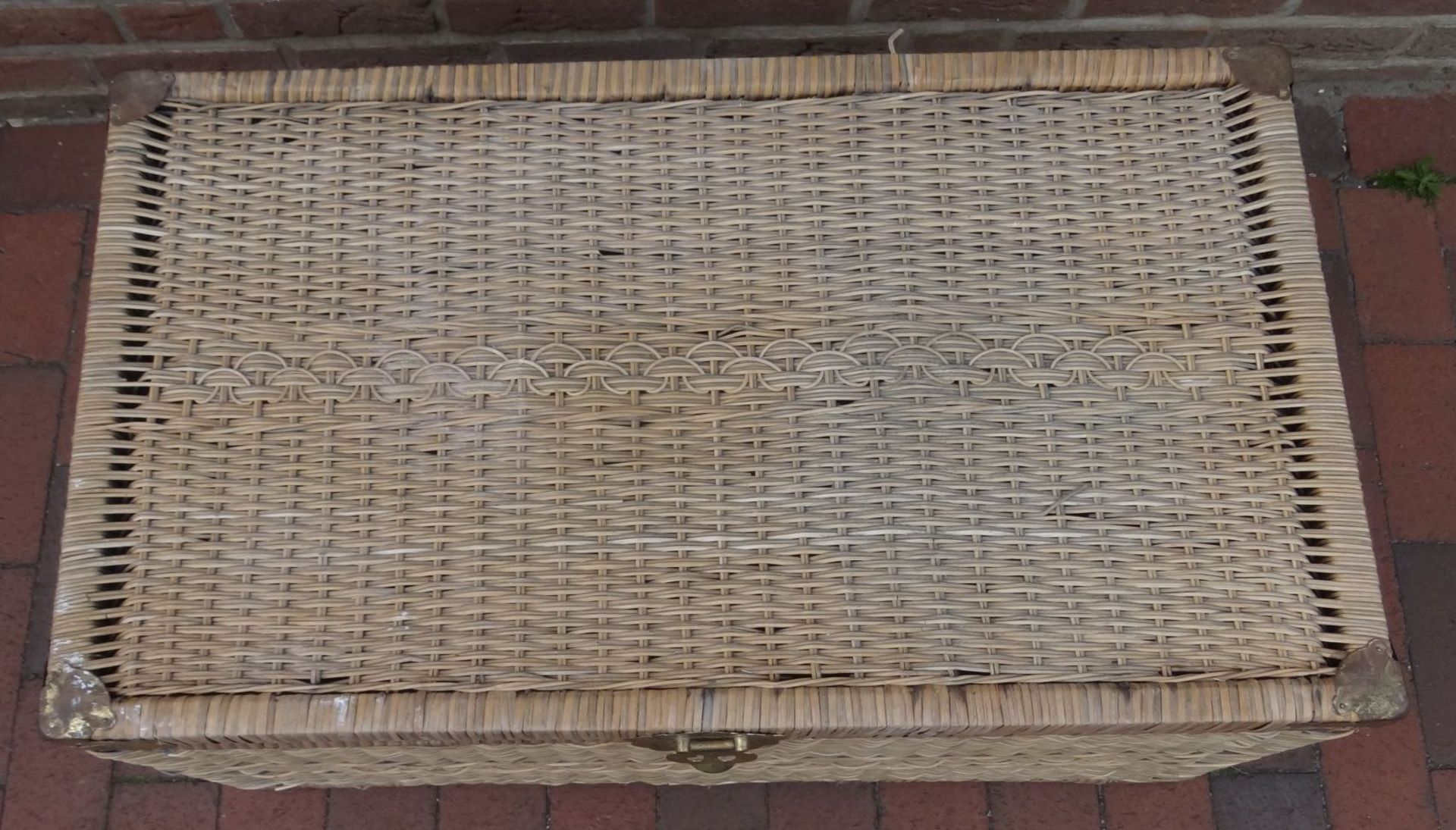 gr. Wäschekorb aus Weiden mit Messingbeschlägen und Griffen, wohl China, H-52 cm, 90x50 - Bild 2 aus 5