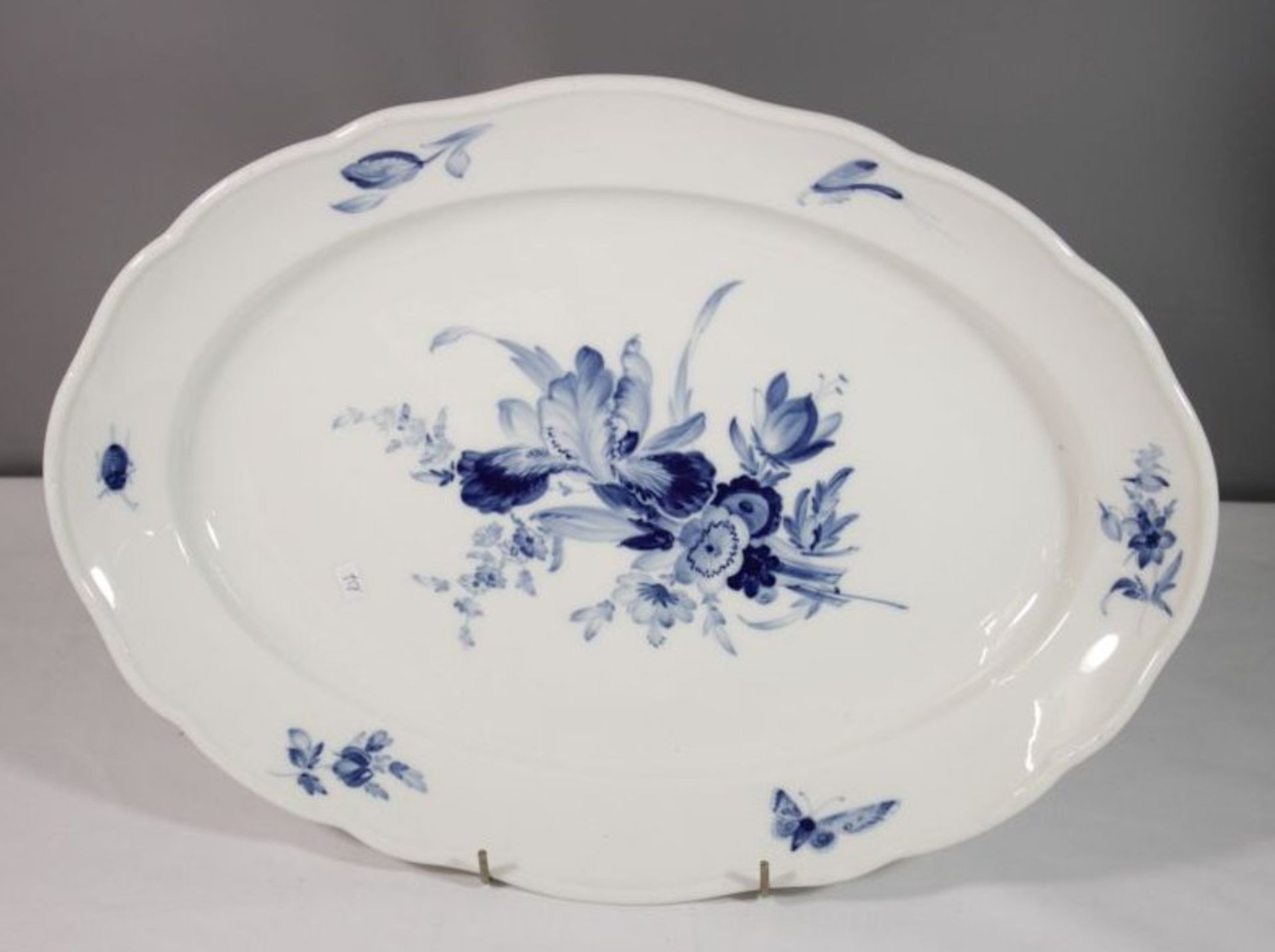 ovale Platte, Meissen, Schwertermarke, blaue Blumen, 1. Wahl, H-5cm, 41 x 30cm.