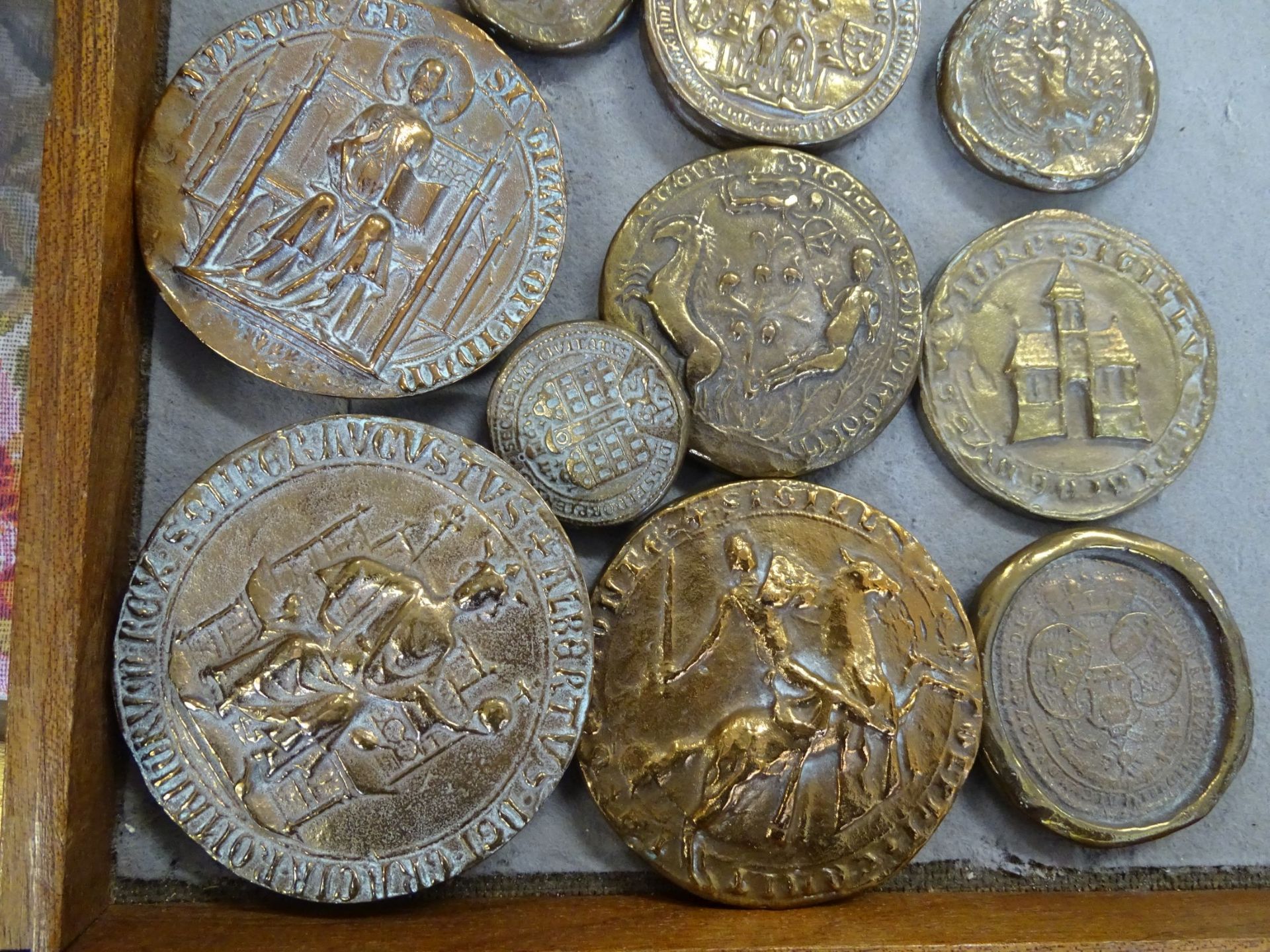 15x schweres Bronze Siegel-Kopien div.mittelalterlichen Herrschers , D-3,5 bis 9 cm - Bild 2 aus 10