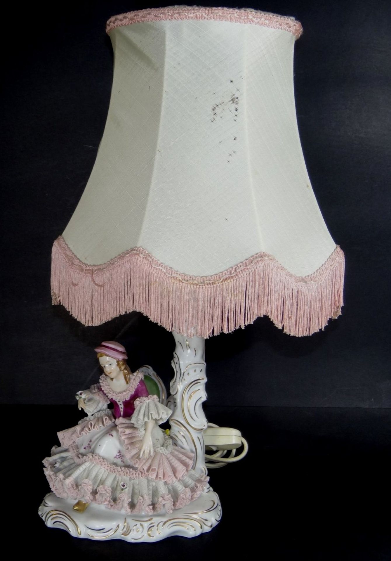 Tischlampe "Dresden" sitz. Mädchen mit Blumenstrauss, Kleid minim. rückseitig beschädigt, H-42 cm,