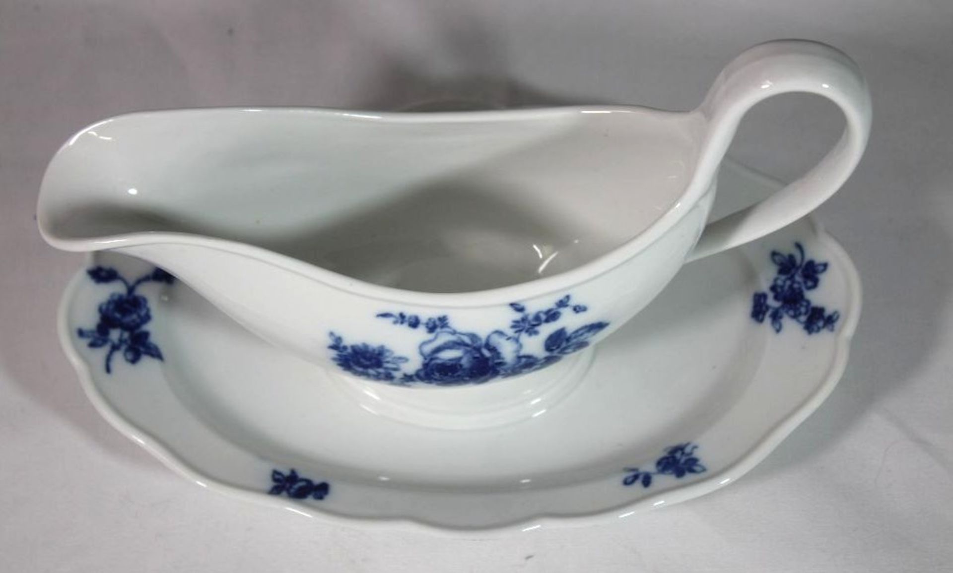 Sauciere, Meissen, Schwertermarke, blaues florales Aquatinta-Dekor, 2 Schleifstriche, H-16cm B- - Bild 3 aus 4