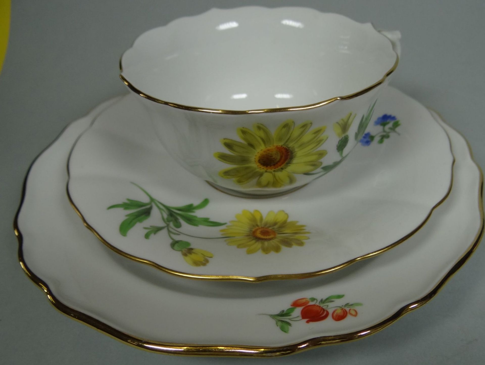 Kaffeegedeck "Meissen" Blumendekor (gelb), Schwertermarke durchschliffen