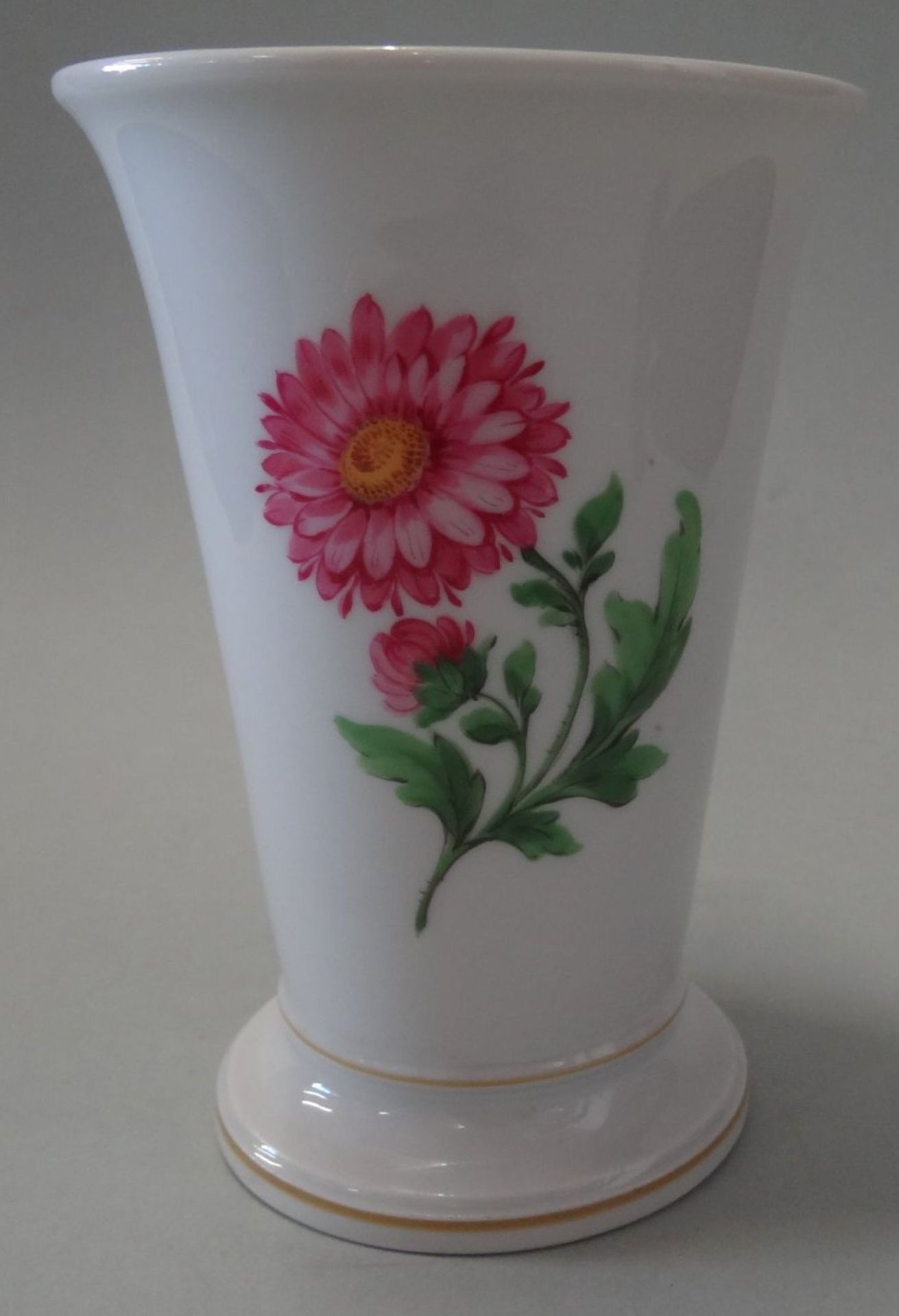 kl. Vase auf Stand "Meissen" Blumenmalerei, Schwertermarke mit Punkt, H-12,5 cm, D-8,5 cm