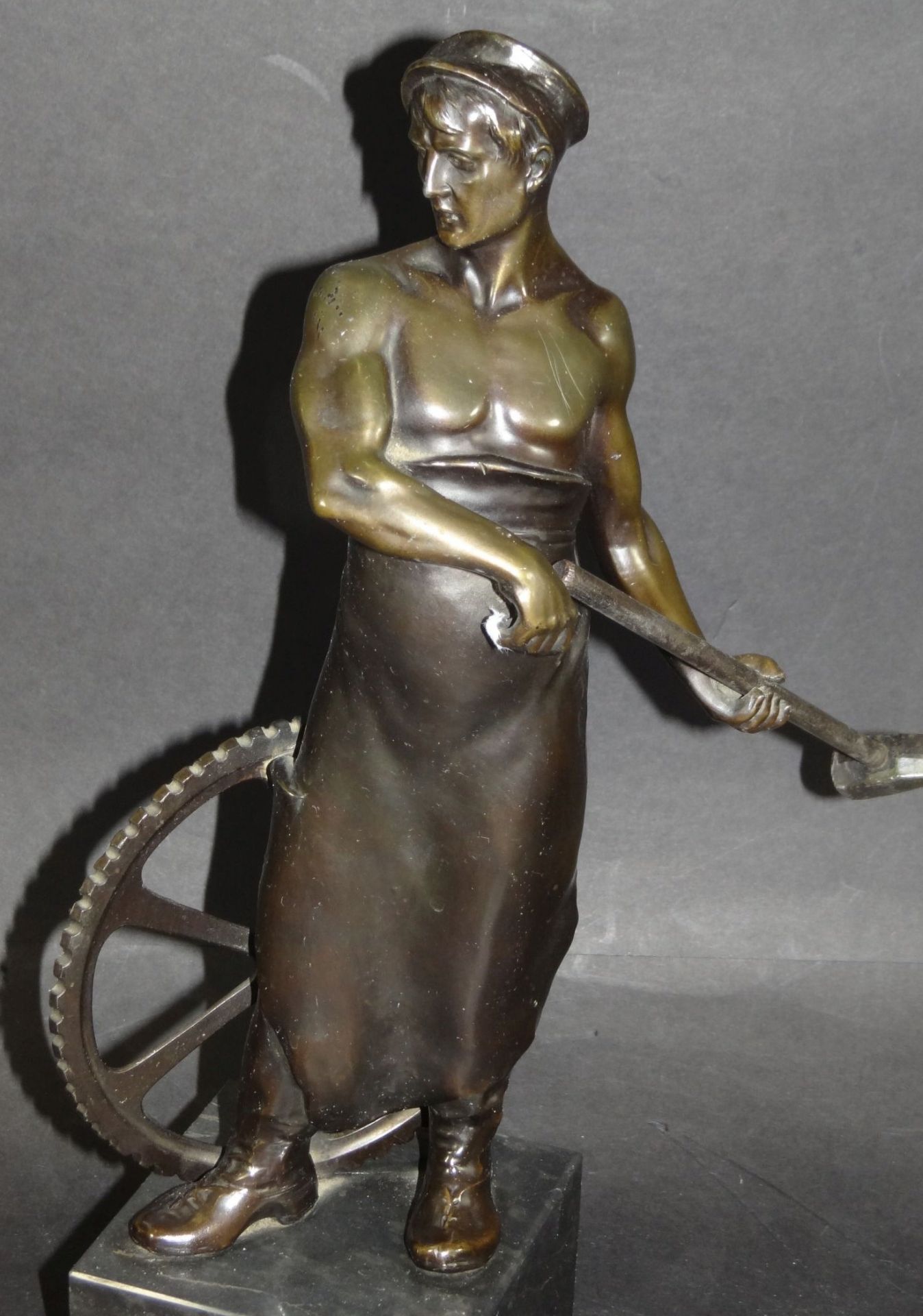 Zinkguss-Figur eines Metallarbeiters auf Steinsockel, H-32 cm - Bild 2 aus 9