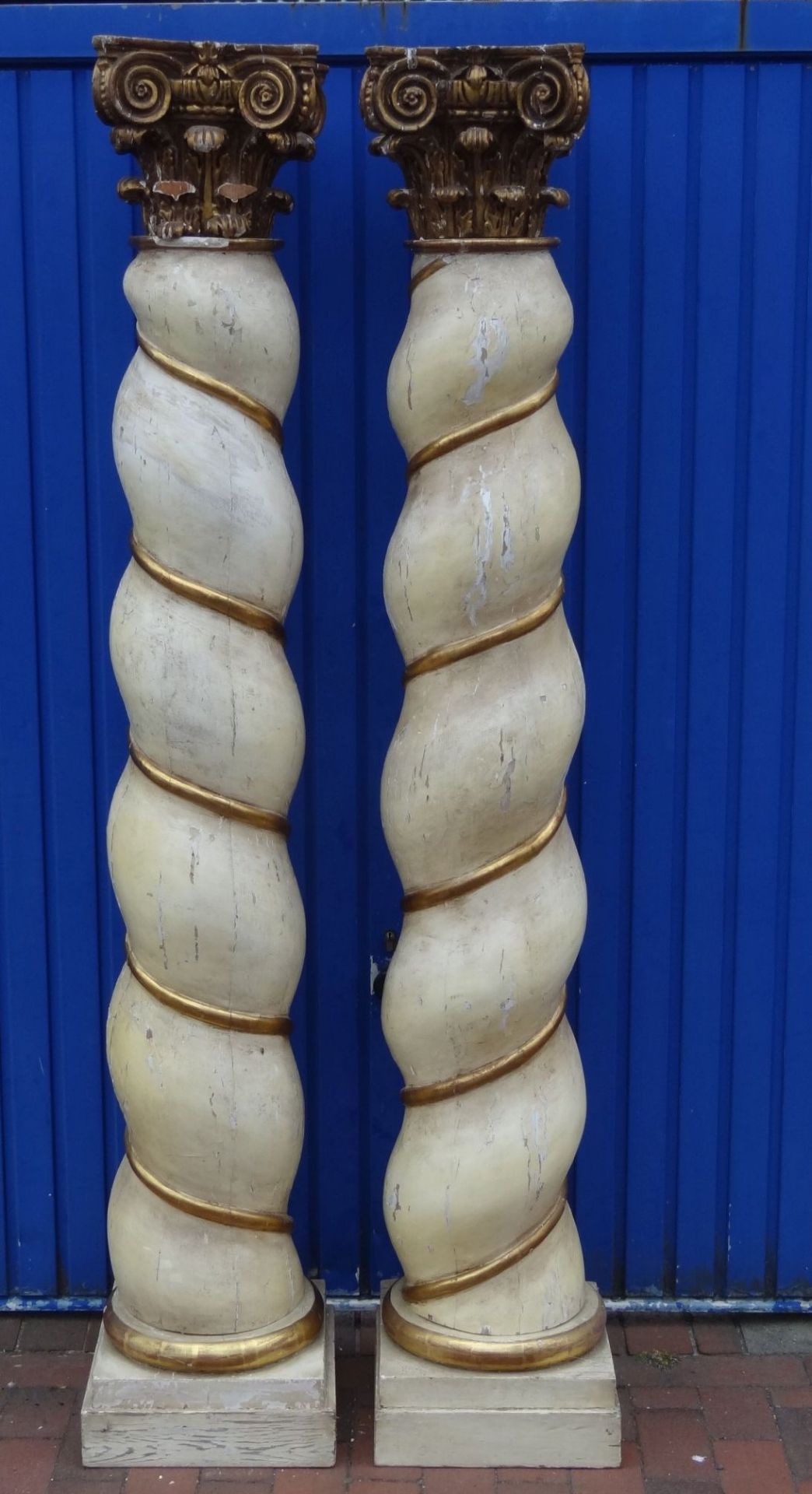 Paar hohe, dekorative Zopf-Säulen aus Holz, unter Farbe, in drei Teile zerlegbar, H-205 cm, Sockel