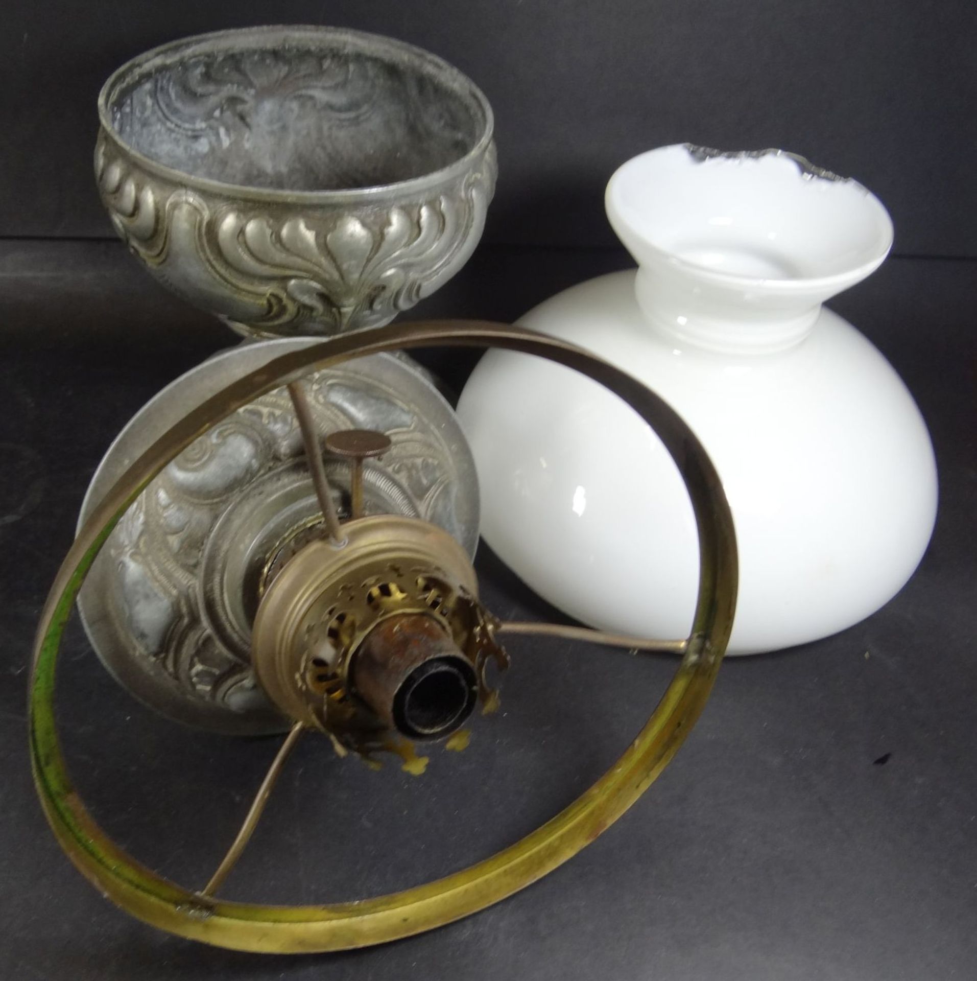Tisch-Petroleumlampe, Zinnstand um 1880, Schirmhalter verbogen, Schirmrand beschädigt, H-ca. 40 c - Bild 3 aus 3