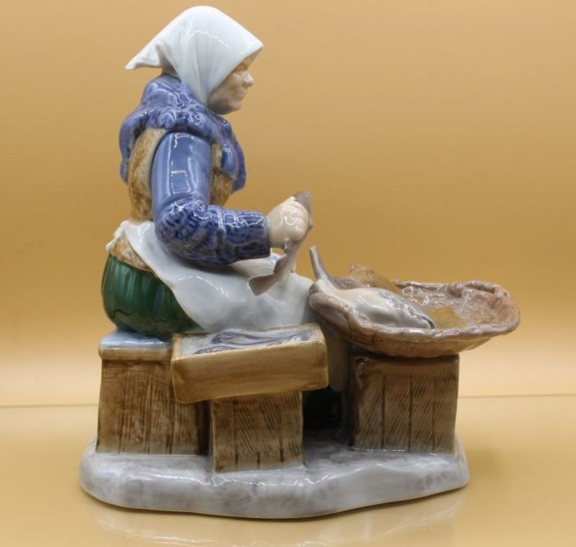 Bing & Gröndahl-Figur "Fischverkäuferin", Entw. Axel Locher (1879-1941), signiert, Mod.Nr. 2233, - Bild 2 aus 5