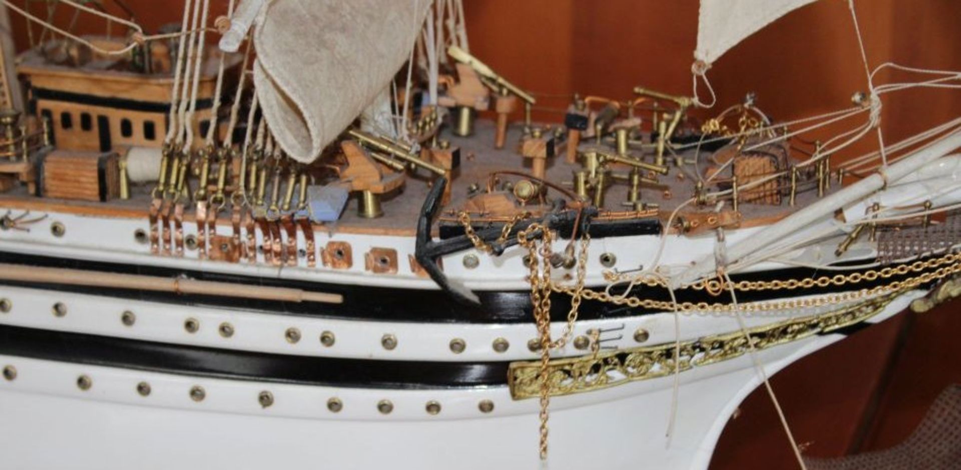 gr. Schiffsmodell auf Stand, Holz, detailliert gearbeitet, Bugspriet gebrochen sonst guter - Image 5 of 9