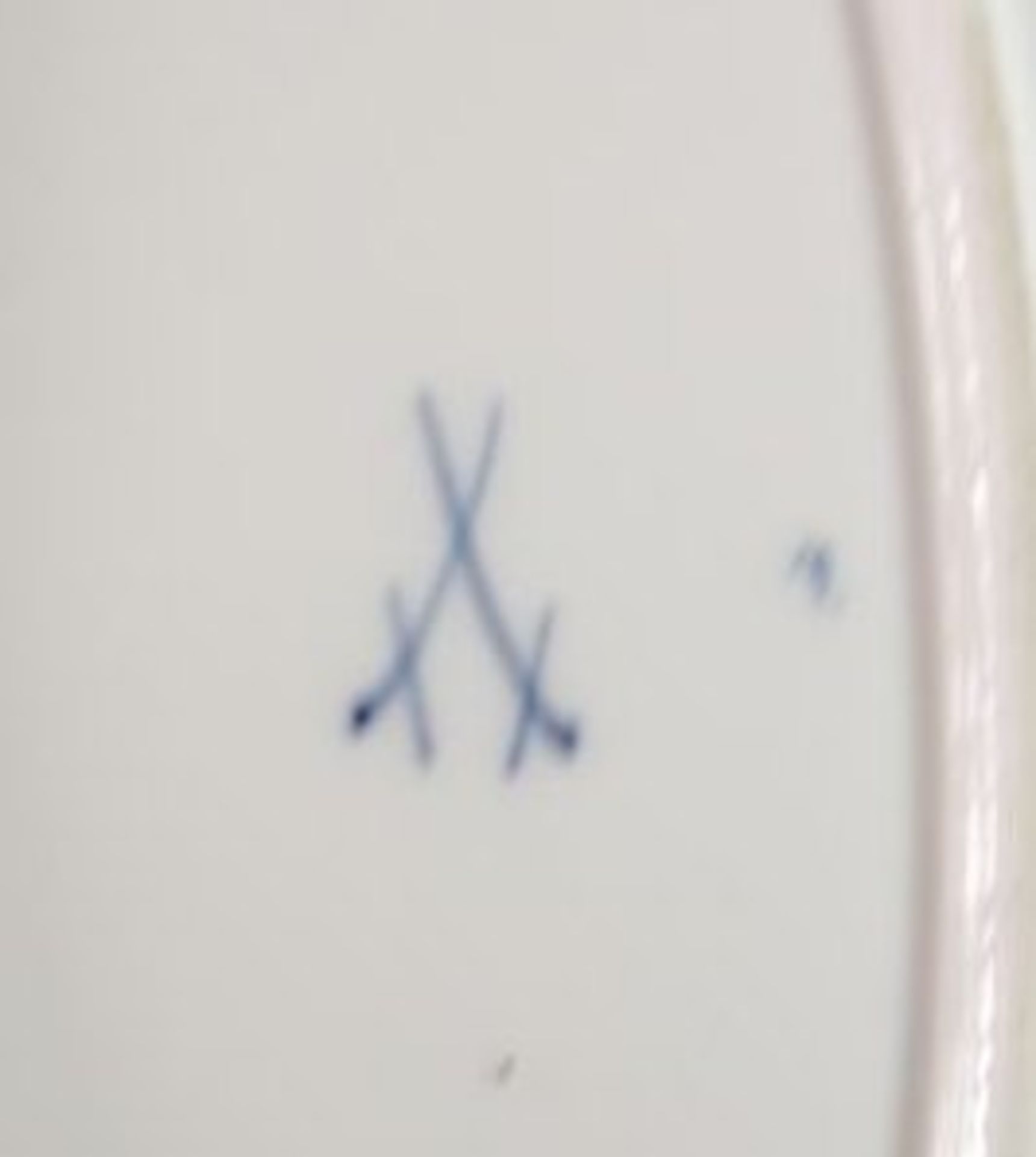 ovale Platte, Meissen, Schwertermarke, blaue Blumen, 1. Wahl, H-5cm, 41 x 30cm. - Image 2 of 2