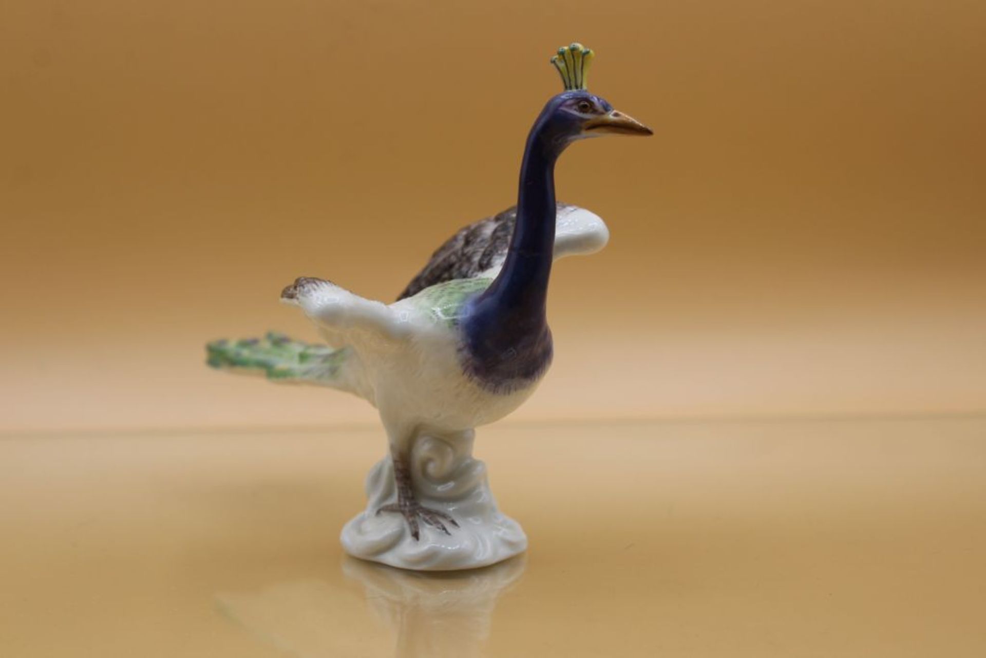 Pfau, Meissen. Schwertermarke,1. Wahl. Entwurf von Konrad Hentschel, 1898.Hals geklebt, H-9 cm, L-13 - Bild 2 aus 5