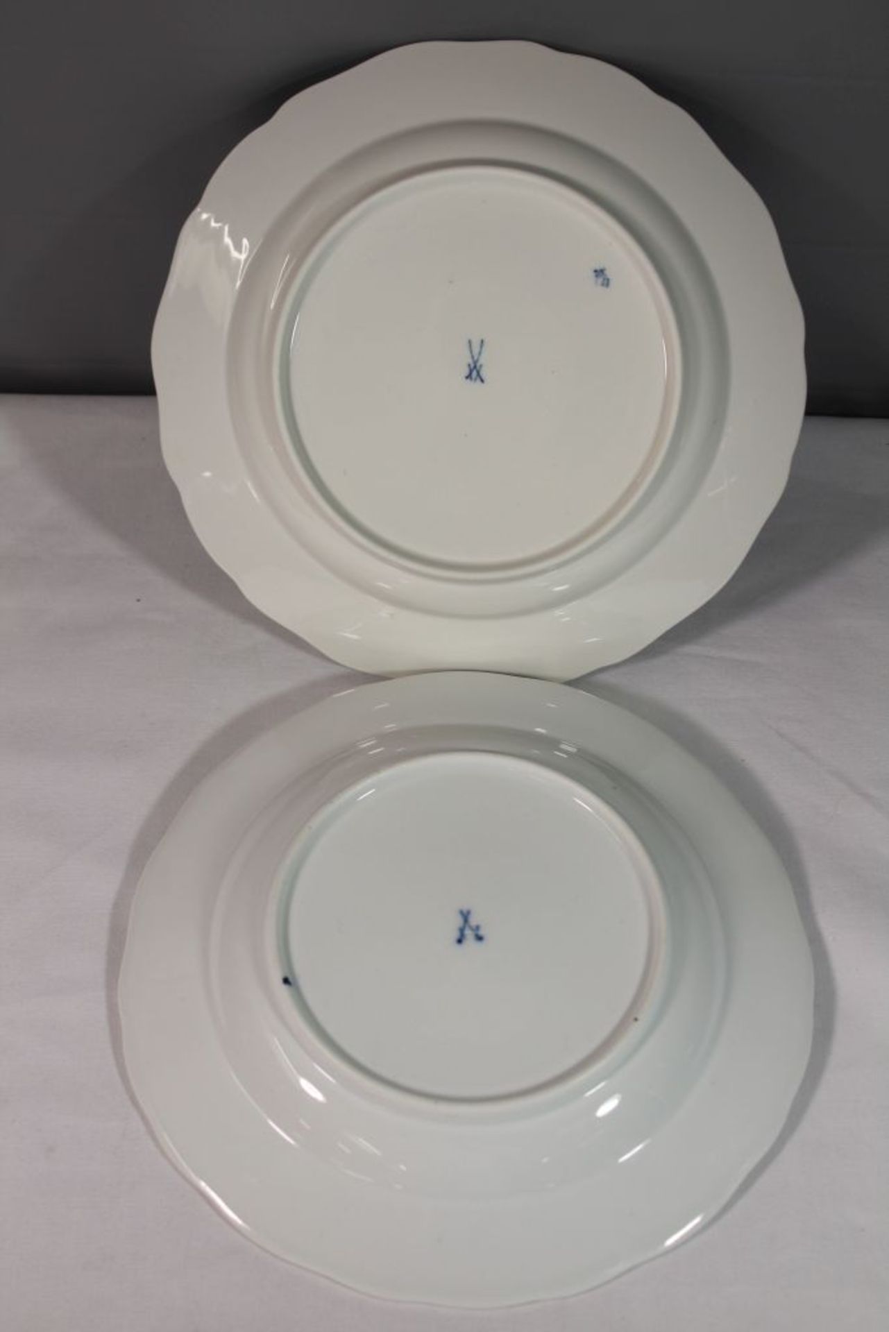 2x flache Teller, Meissen, Schwertermarke, blaues florales Aquatinta-Dekor, 2 u. 4 Schleifstriche, - Bild 2 aus 4