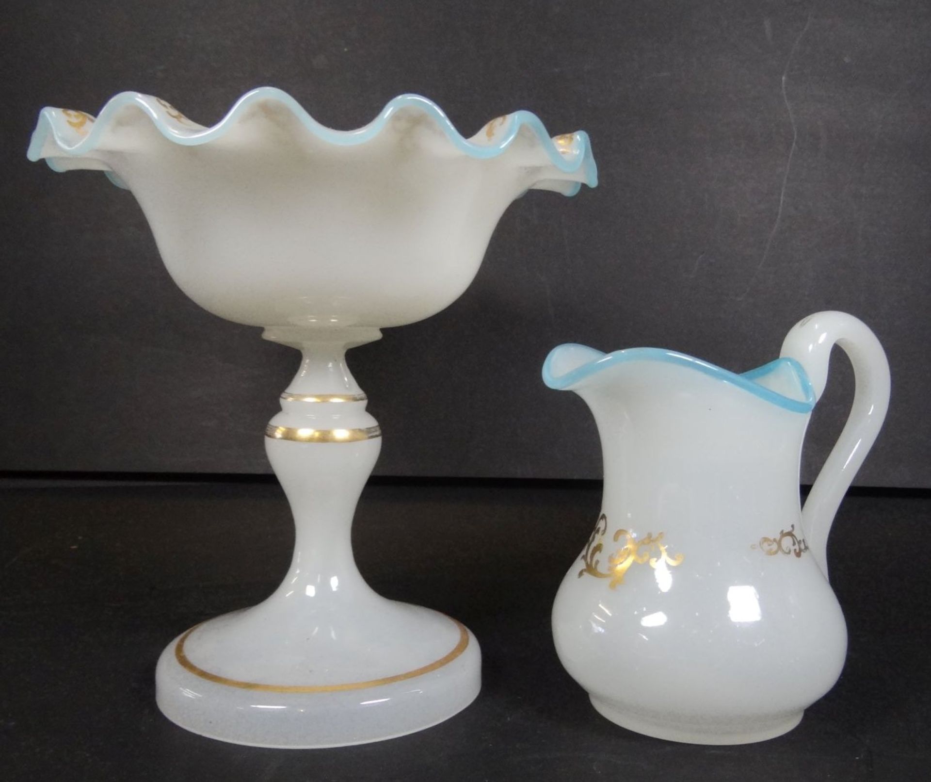 Biedermeier-Tafelaufsatz und Milchkännchen, , Milchglas mit Goldstaffage (tw. berieben) und blauen