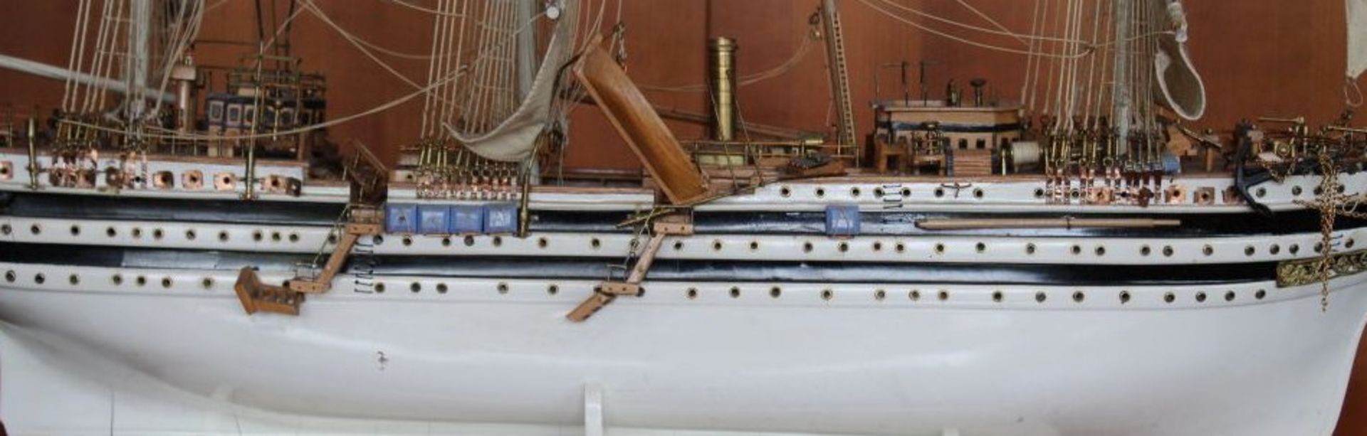 gr. Schiffsmodell auf Stand, Holz, detailliert gearbeitet, Bugspriet gebrochen sonst guter - Image 2 of 9