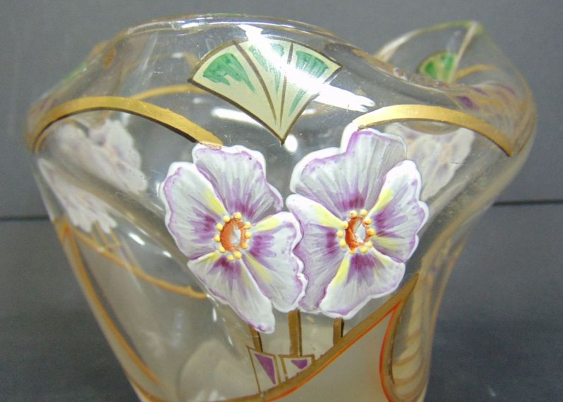Jugendstil-Vase mit Emaille Blumenmalerei, dreifach gedrückt, H-11 cm, D-12 c - Bild 4 aus 5