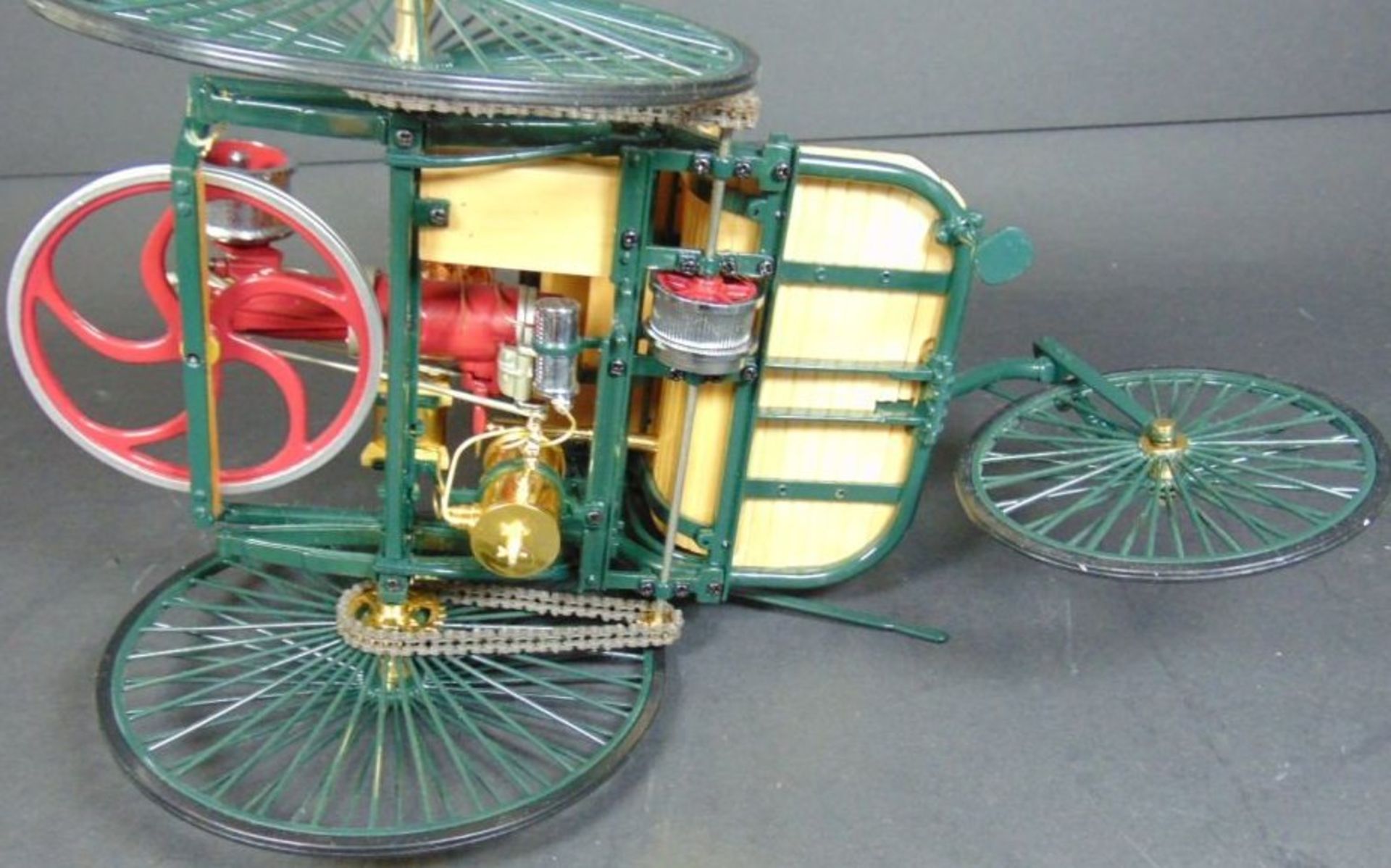 Detailgetreues Modell des ersten Kraftwagens von Benz, 1885, Metall/Holz, H-14 cm, L-24 cm, B-14 cm - Bild 6 aus 6