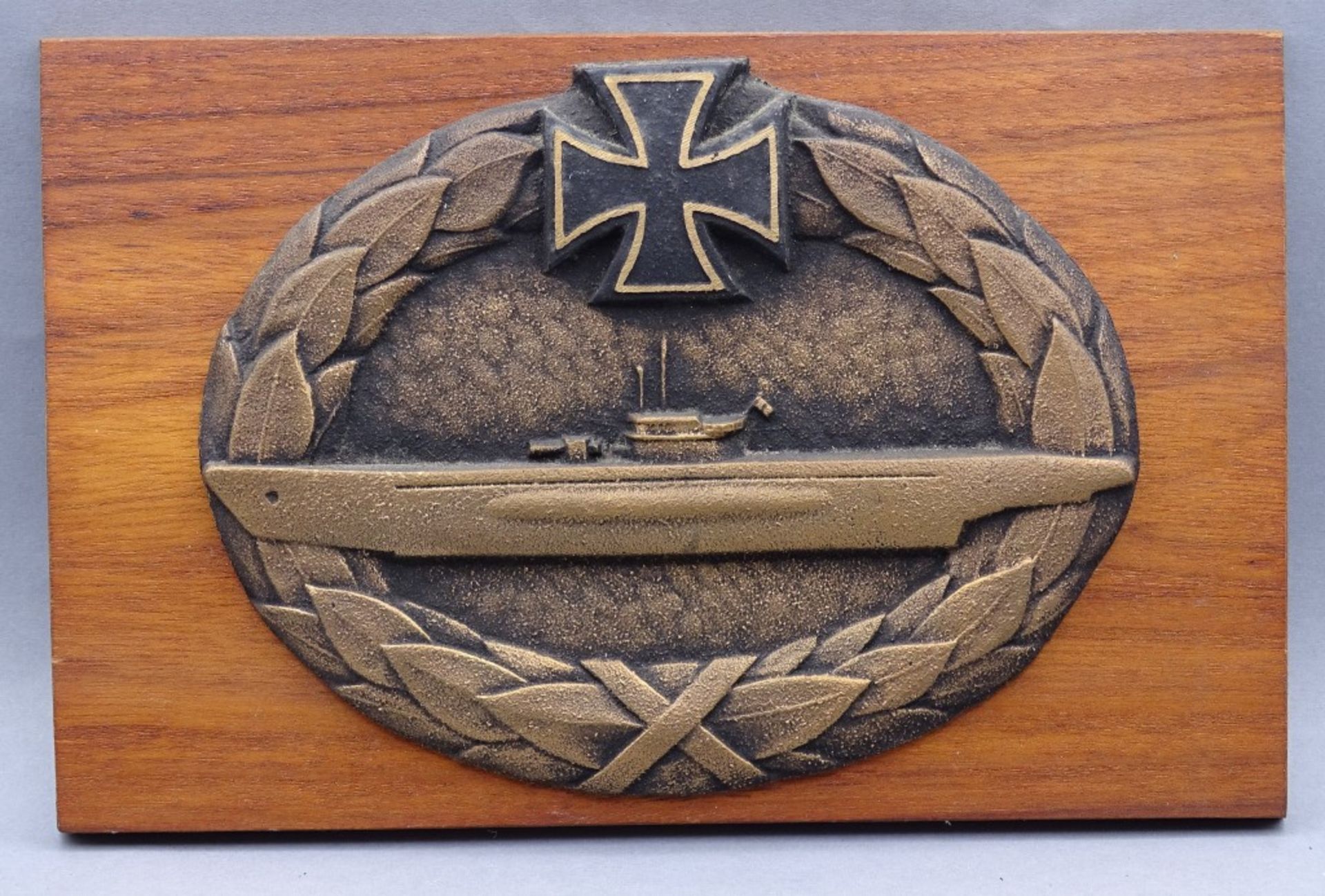 Bronze-Plakette mit U-Boot und Deutschen Kreuz auf Holz, 14x22 cm