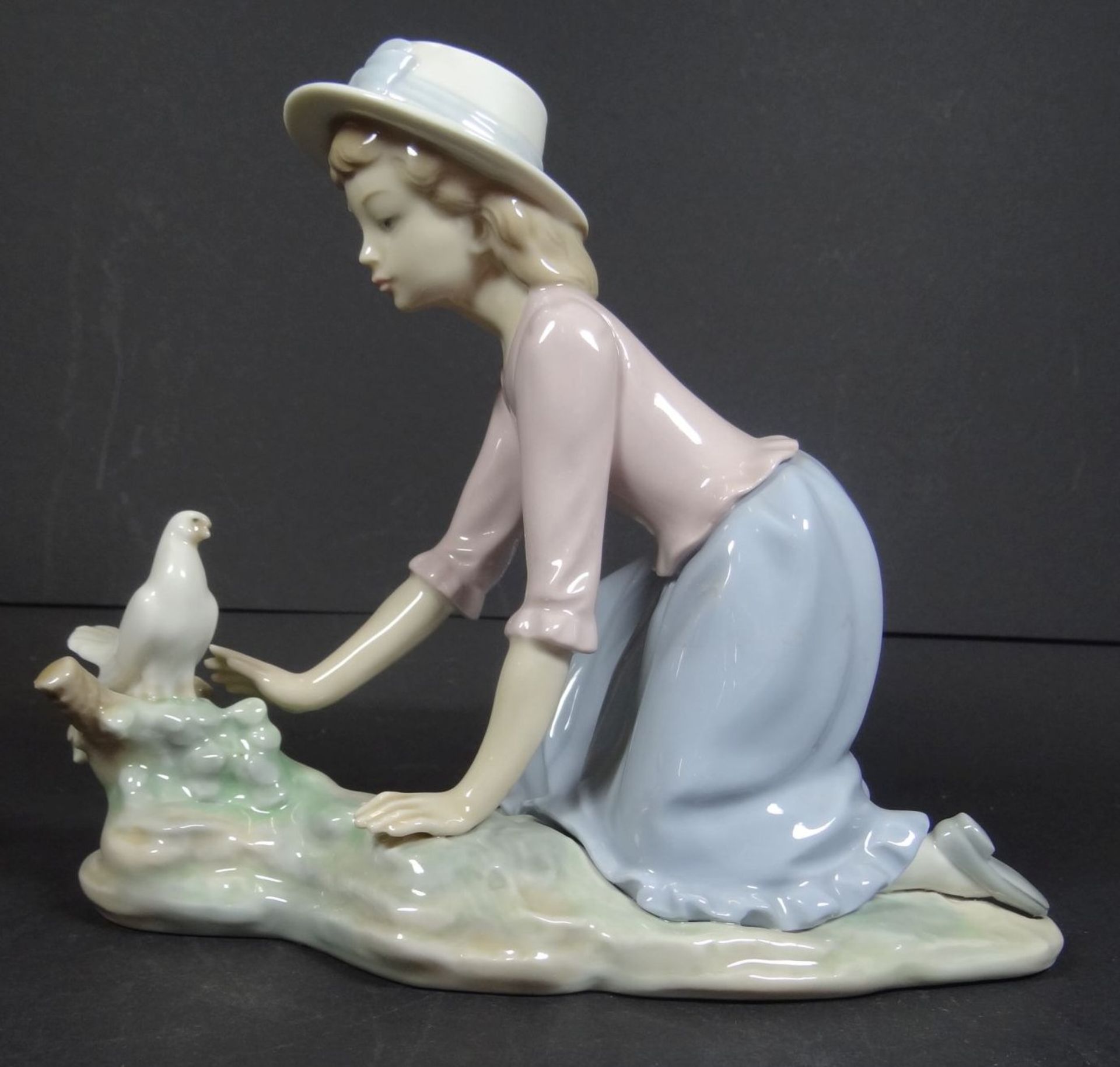 Porzellanfigur "Junges Mädchen mit Taube" NAO -Lladro Spain, H-15 cm, L-19 c - Image 4 of 7