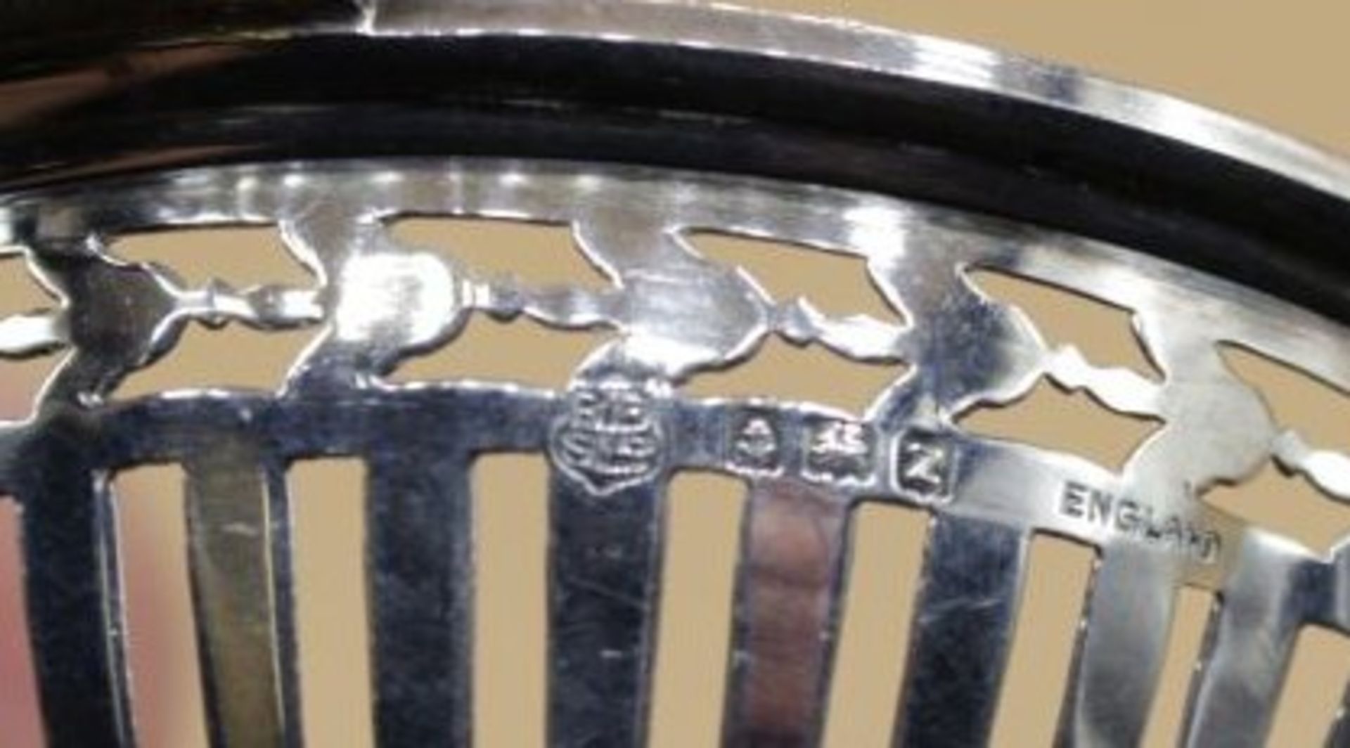 kl. Korbschale, Sterling, England, Barker Brothers Silver Ltd, 30,8gr., H-3,5cm D-8cm ohne - Image 3 of 3