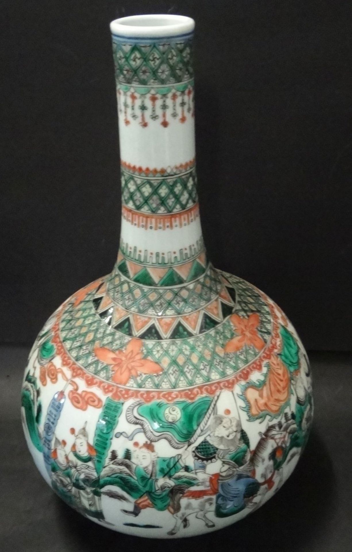 gr. Kürbisvase, China, umlaufend figürliches Dekor, guter Zustand, H-31 cm, D-20"""" - Image 5 of 7