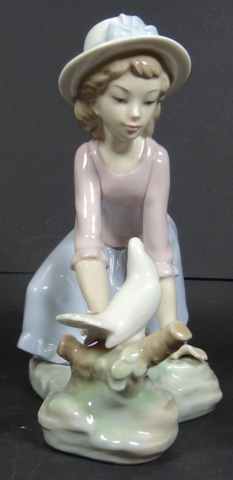 Porzellanfigur "Junges Mädchen mit Taube" NAO -Lladro Spain, H-15 cm, L-19 c - Image 2 of 7