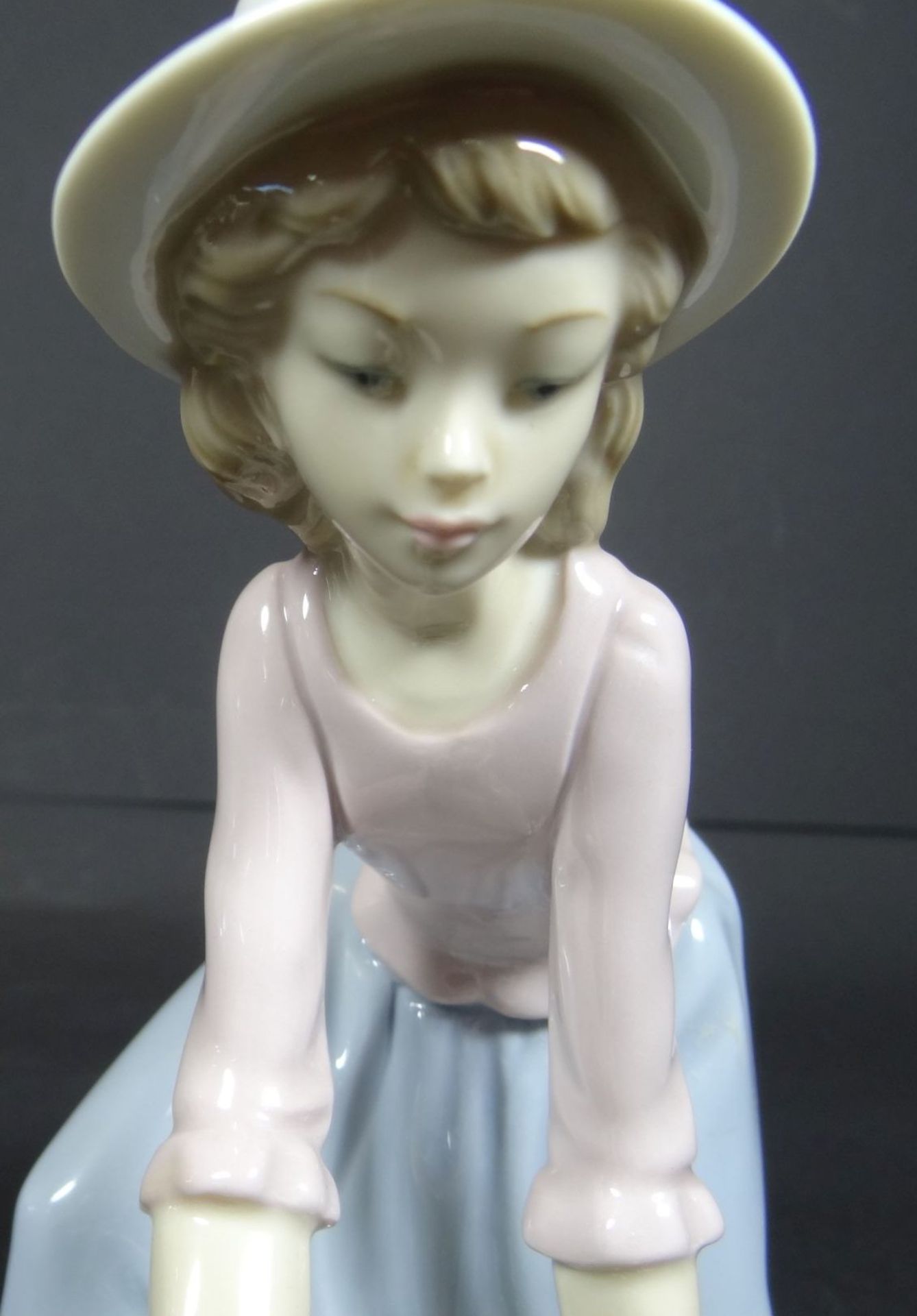 Porzellanfigur "Junges Mädchen mit Taube" NAO -Lladro Spain, H-15 cm, L-19 c - Image 6 of 7