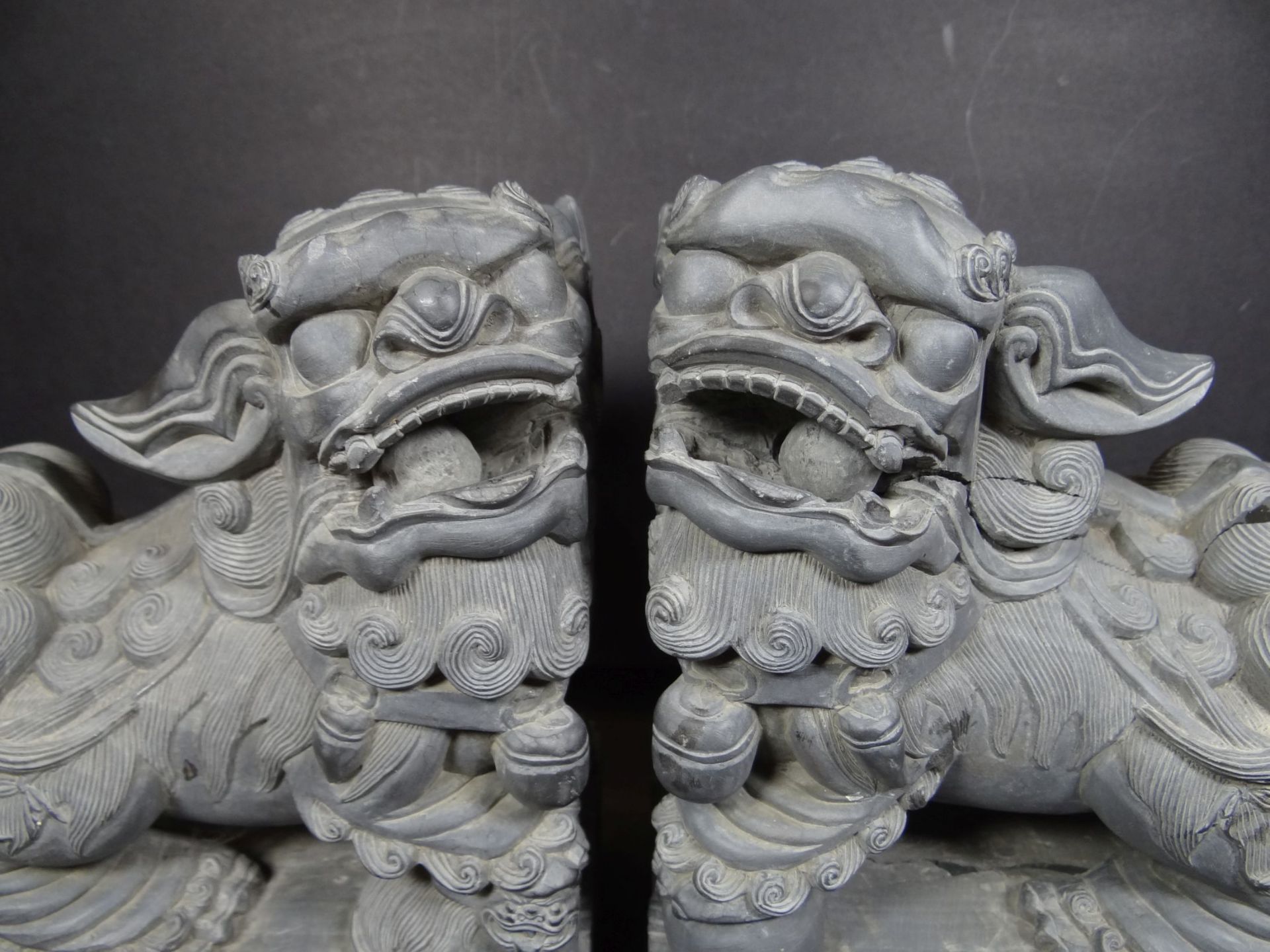 Paar schwere Stein (?) Fu-Hunde mit Kugeln im Maul, China, mehrfach gerissen (Buchstützen?), H-19 - Bild 2 aus 8