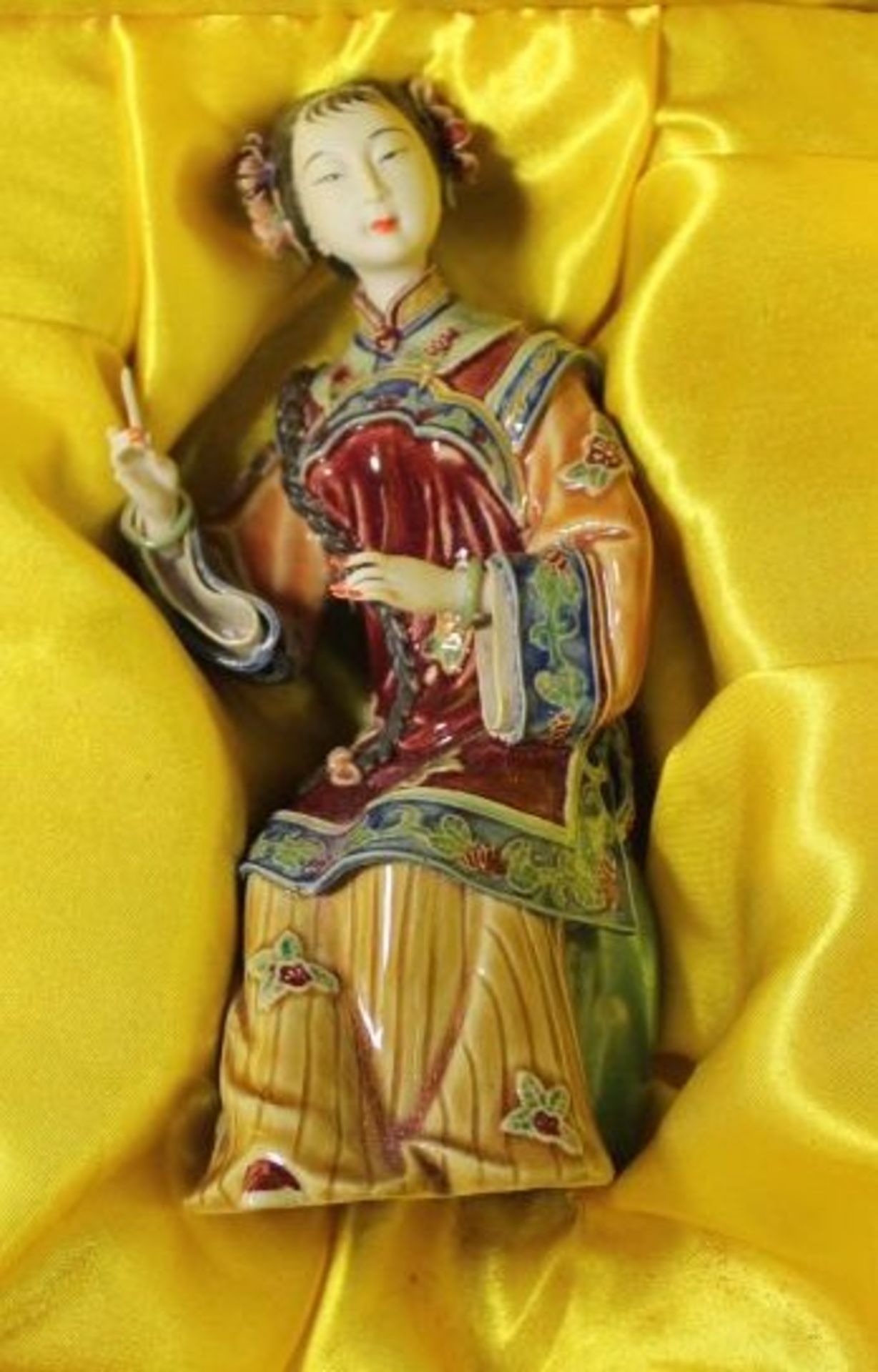 Figur, China, sitzende Dame, gemarkt, orig. Schachtel, 2x Finger sowie 1x Blüte bestossen, H- - Image 9 of 9